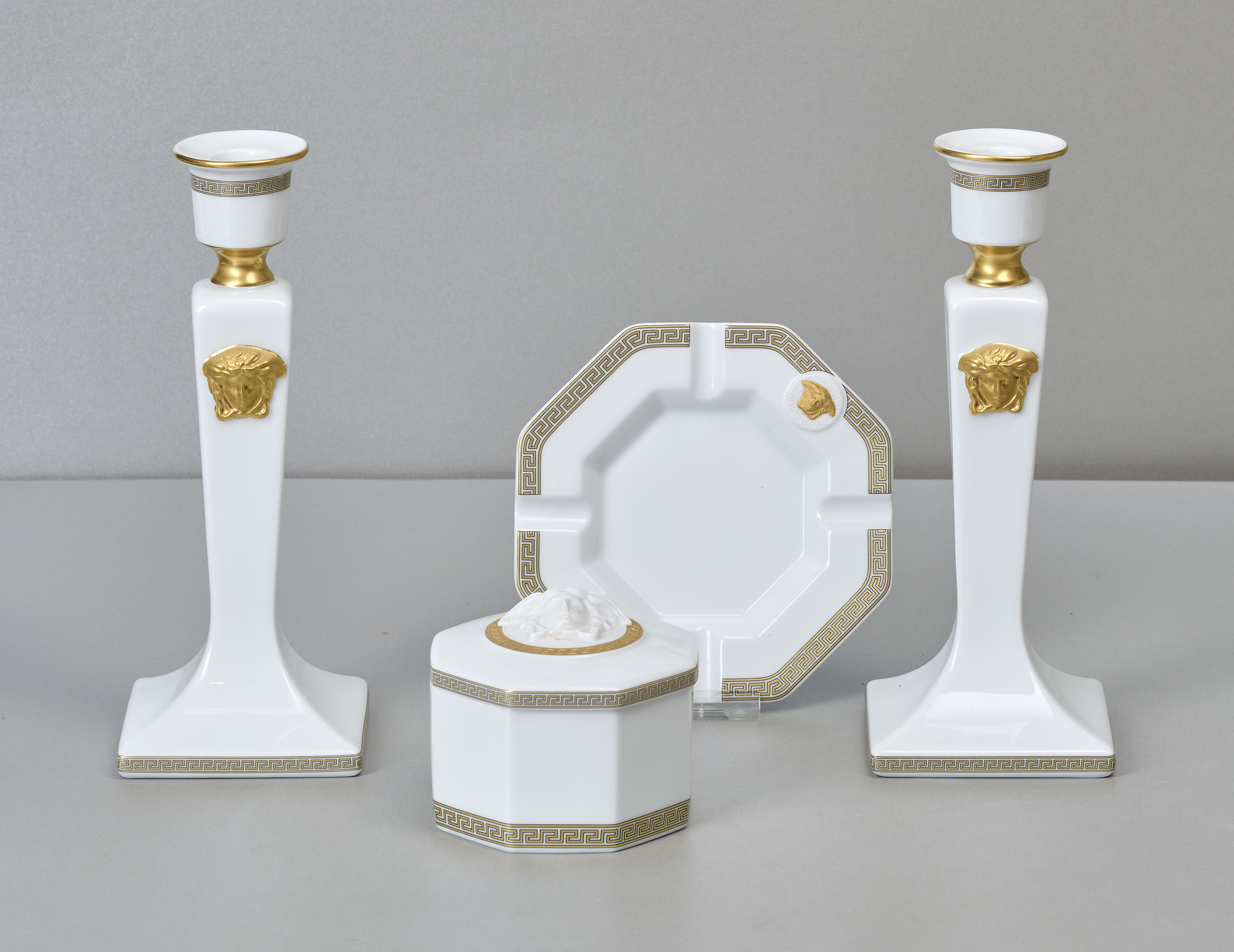 Rosenthal Versace Ikarus, Medaillon Meandre d´or, 2 Leuchter, Deckeldose, Aschenbecher Rosenthal Versace Ikarus, Medaillon Meandre d´or, 2 Leuchter, Deckeldose, Aschenbecher