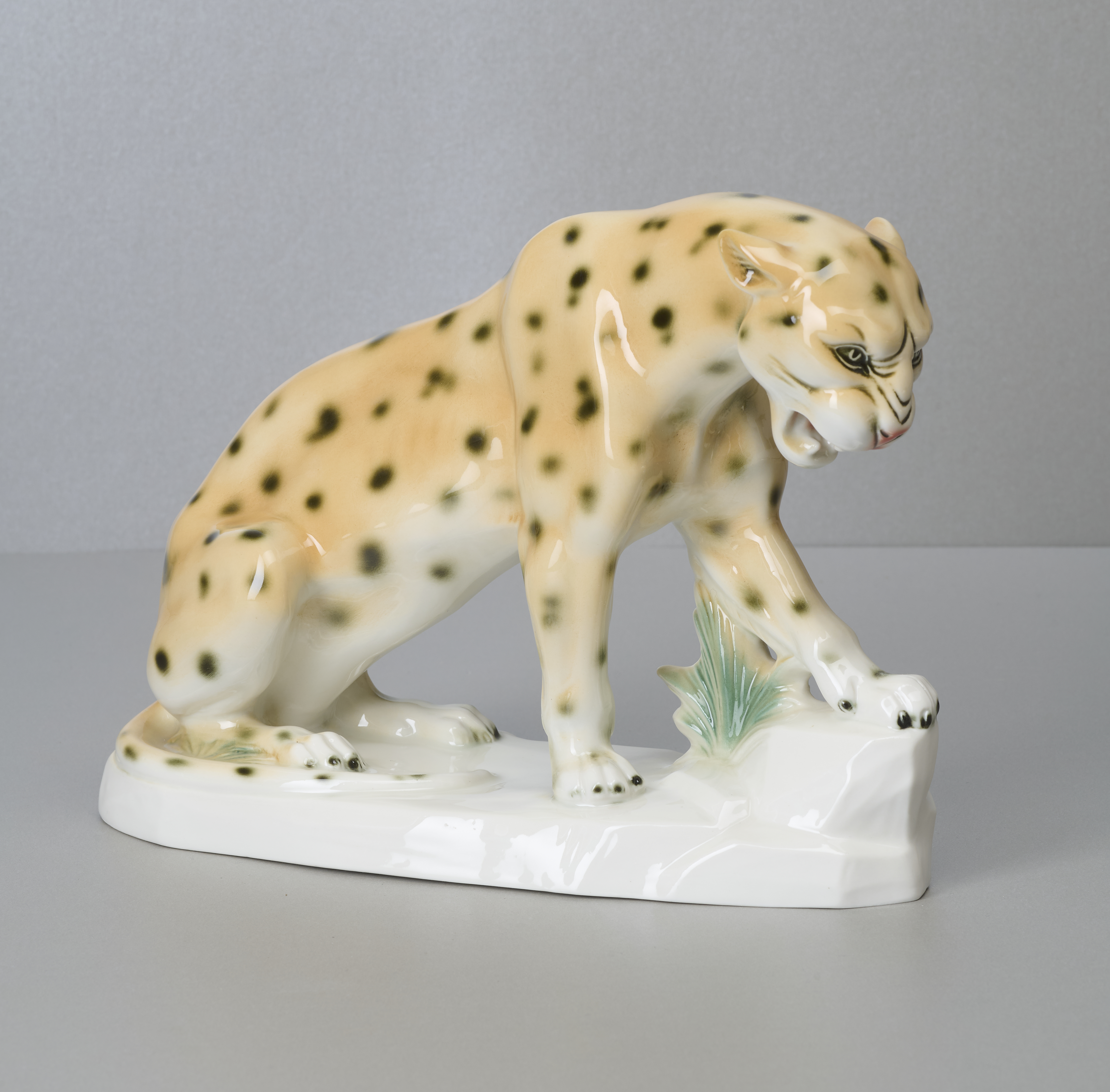 Porzellanfigur Gepard, Sitzendorf Porzellanfigur Gepard, Sitzendorf