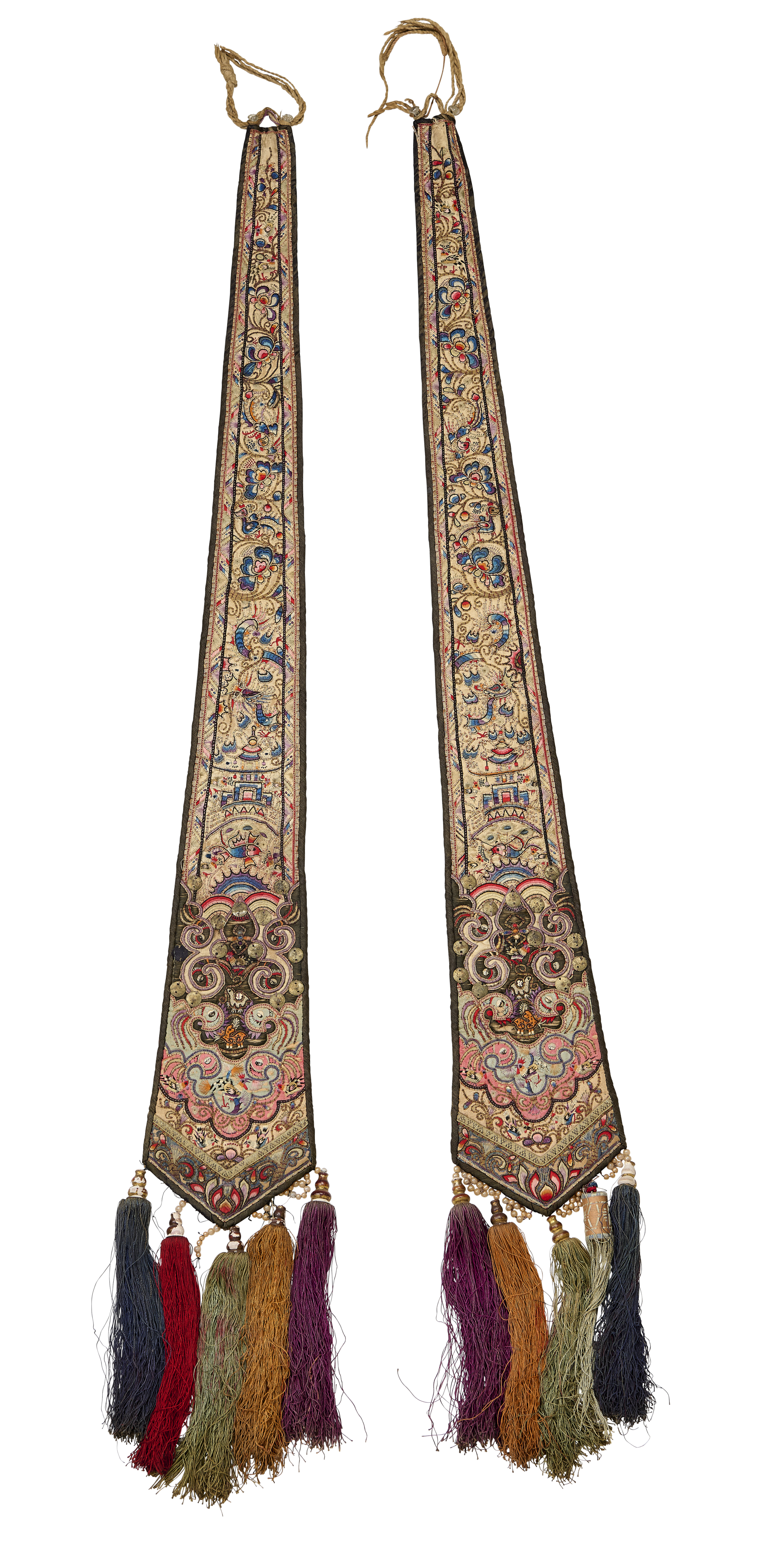 Paar feine chinesische Seidenstickereien, wohl 19. Jhdt. Paar feine chinesische Seidenstickereien, wohl 19. Jhdt.
