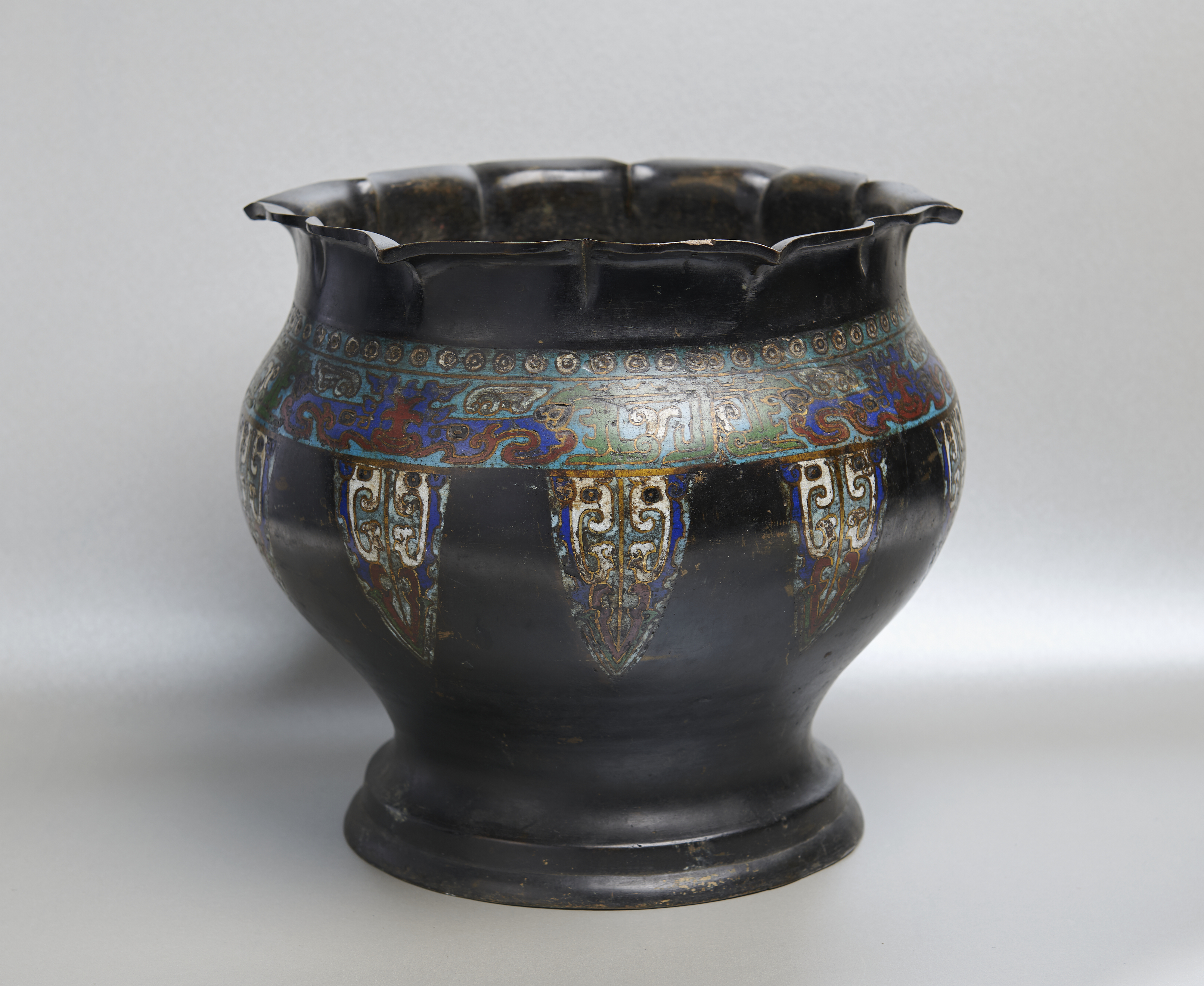 Großes Cloisonne Bronzegefäß, H 26,5, D 29 cm Großes Cloisonne Bronzegefäß, H 26,5, D 29 cm