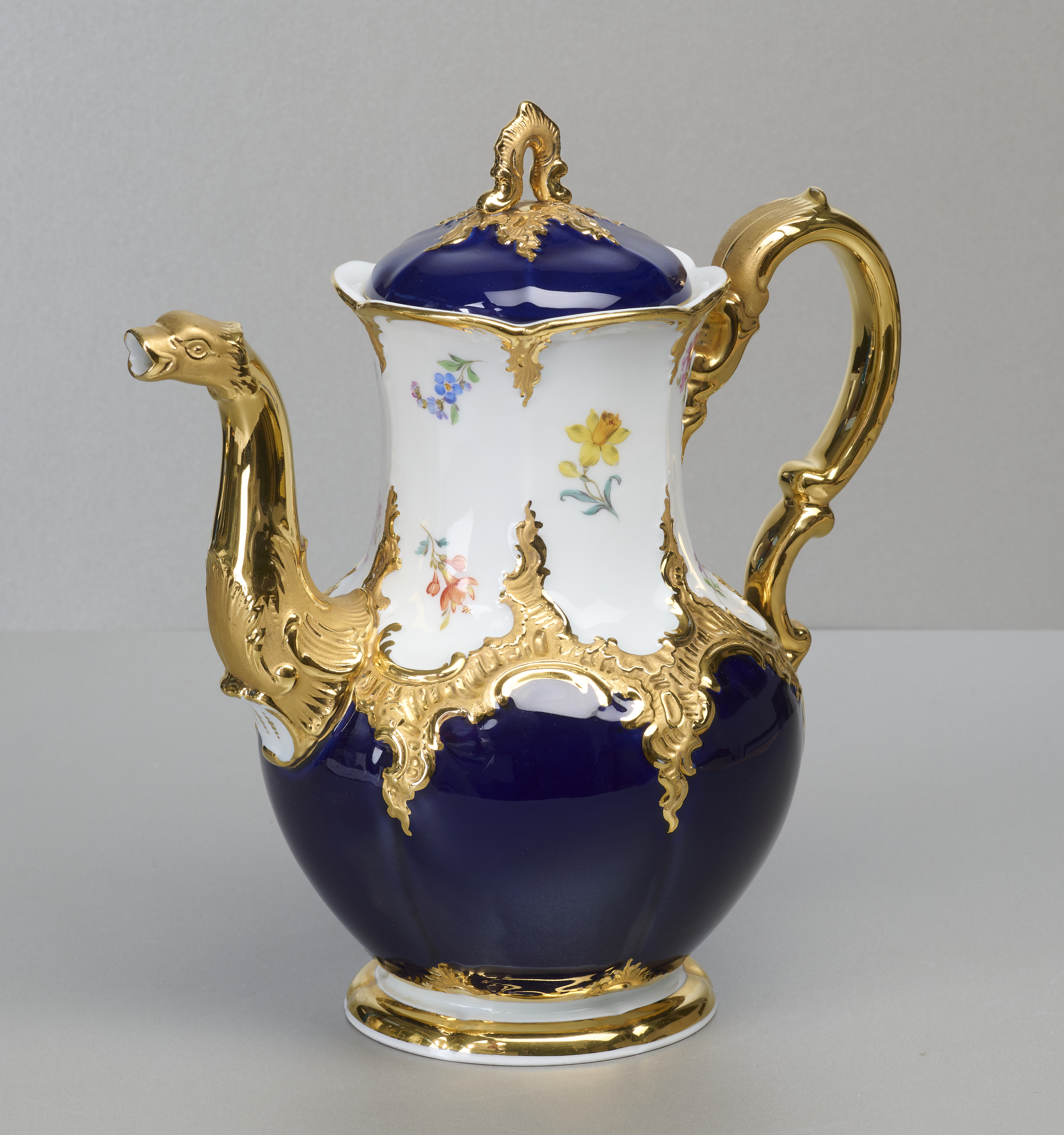 Meissen B-Form Kaffeekanne, kobaltblau mit Streublume, 1. Wahl Meissen B-Form Kaffeekanne, kobaltblau mit Streublume, 1. Wahl