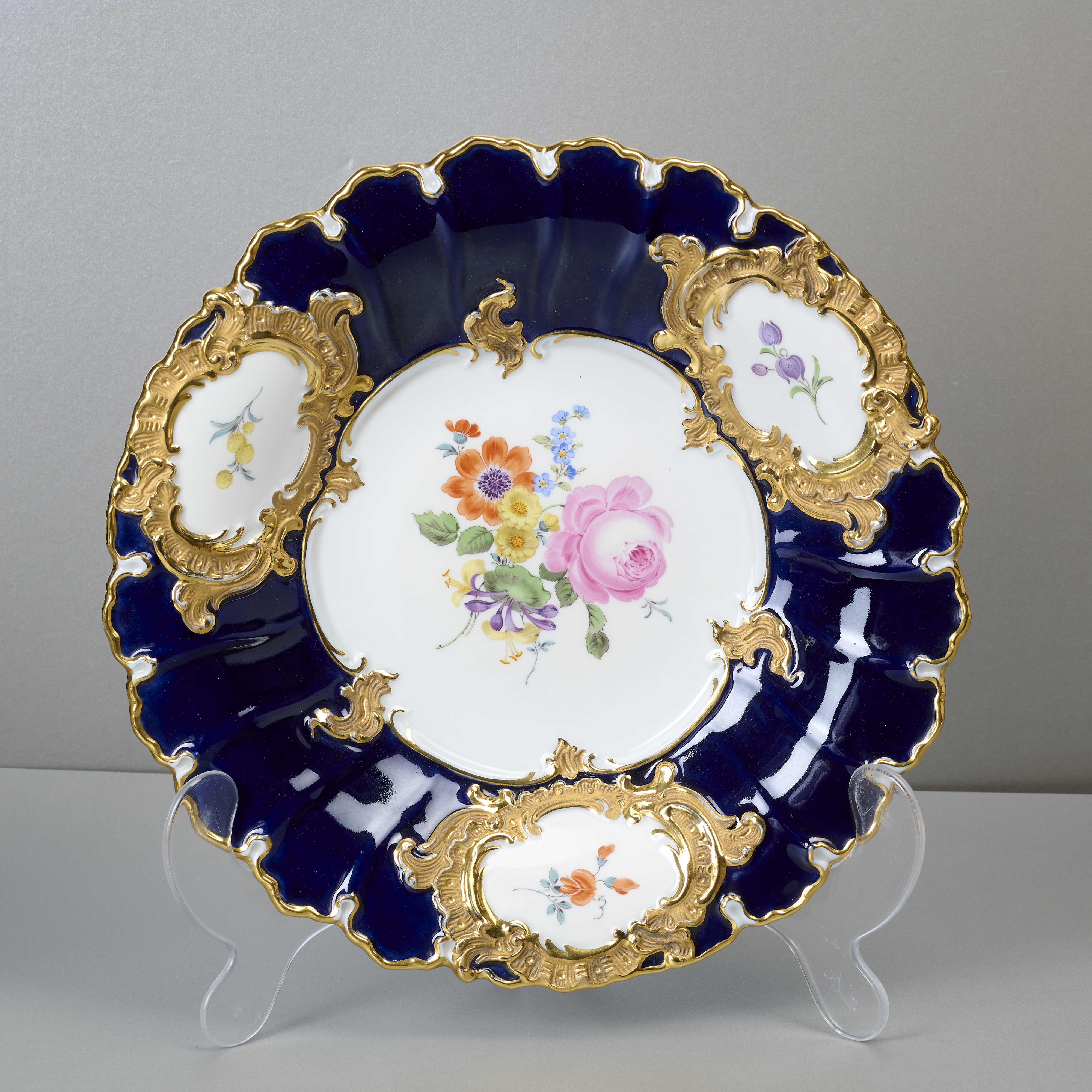 Meissen B-Form Prunkteller, kobaltblau, Blumenmalerei Meissen B-Form Prunkteller, kobaltblau, Blumenmalerei
