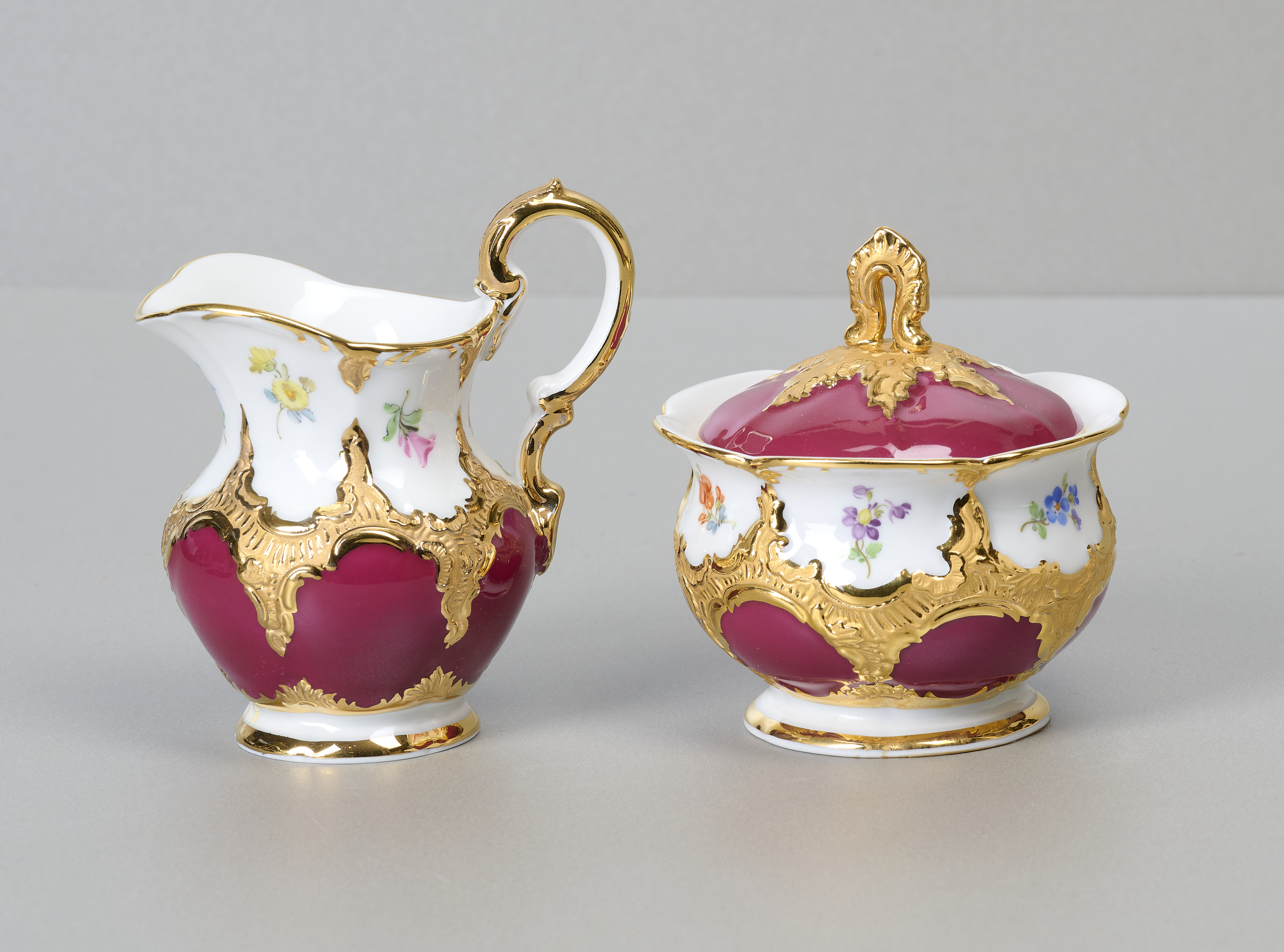 Meissen B-Form, purpur mit Streublume, Milch Zucker, 1. Wahl Meissen B-Form, purpur mit Streublume, Milch Zucker, 1. Wahl