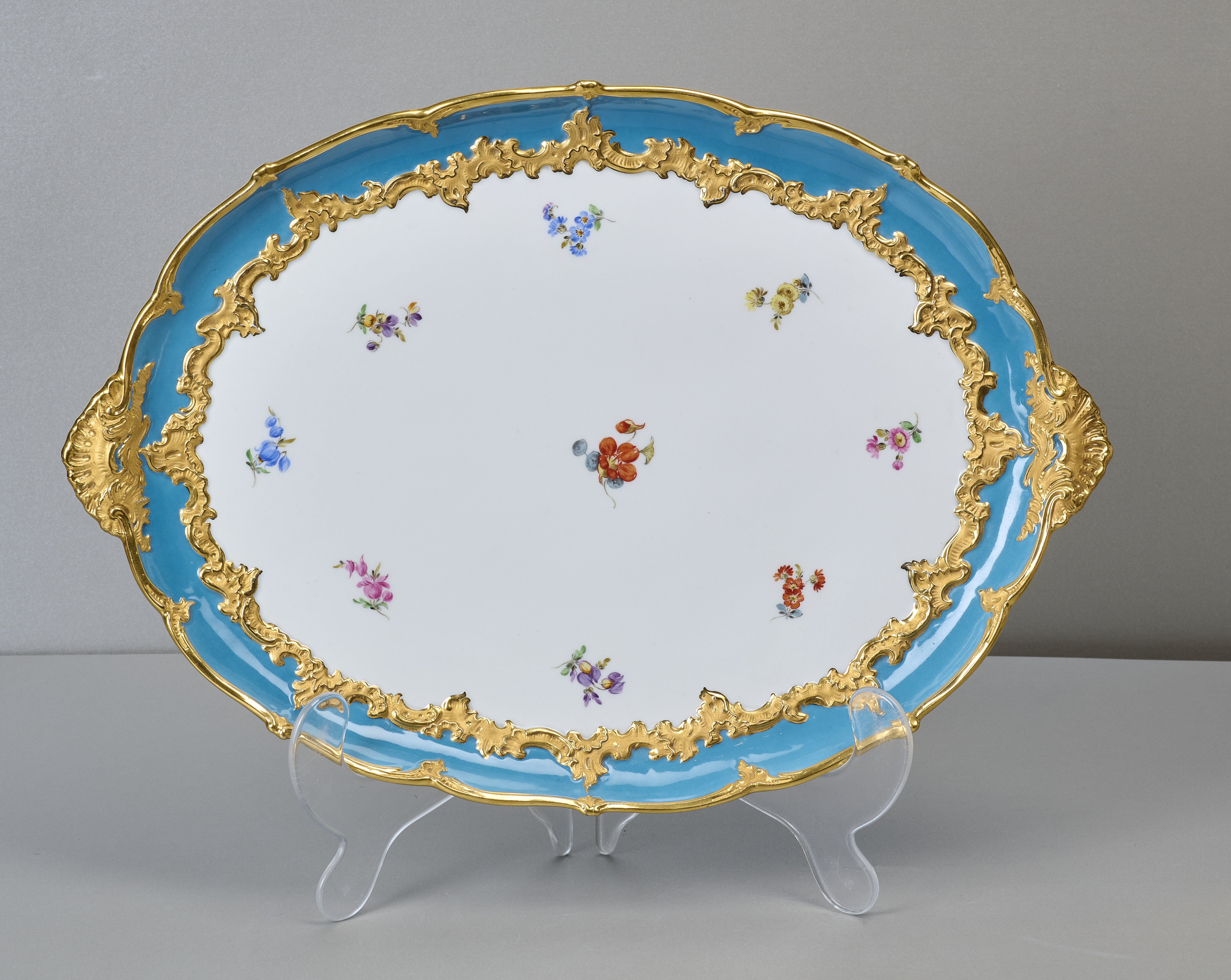 Meissen Prunktablett B-Form, türkis, mit Streublumen, 1. Wahl Meissen Prunktablett B-Form, türkis, mit Streublumen, 1. Wahl