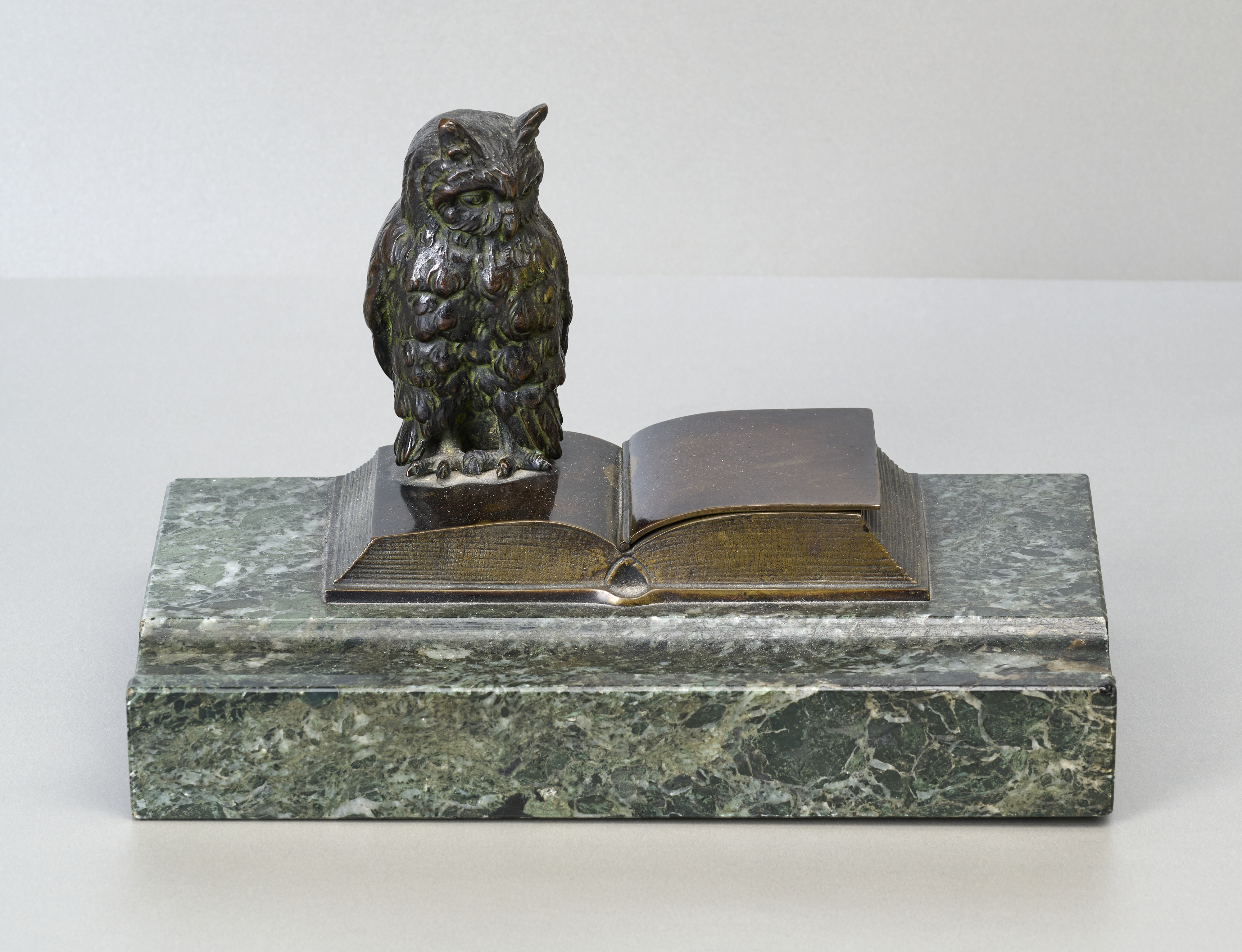 Tintengarnitur mit Bronzeeule auf Buch Tintengarnitur mit Bronzeeule auf Buch