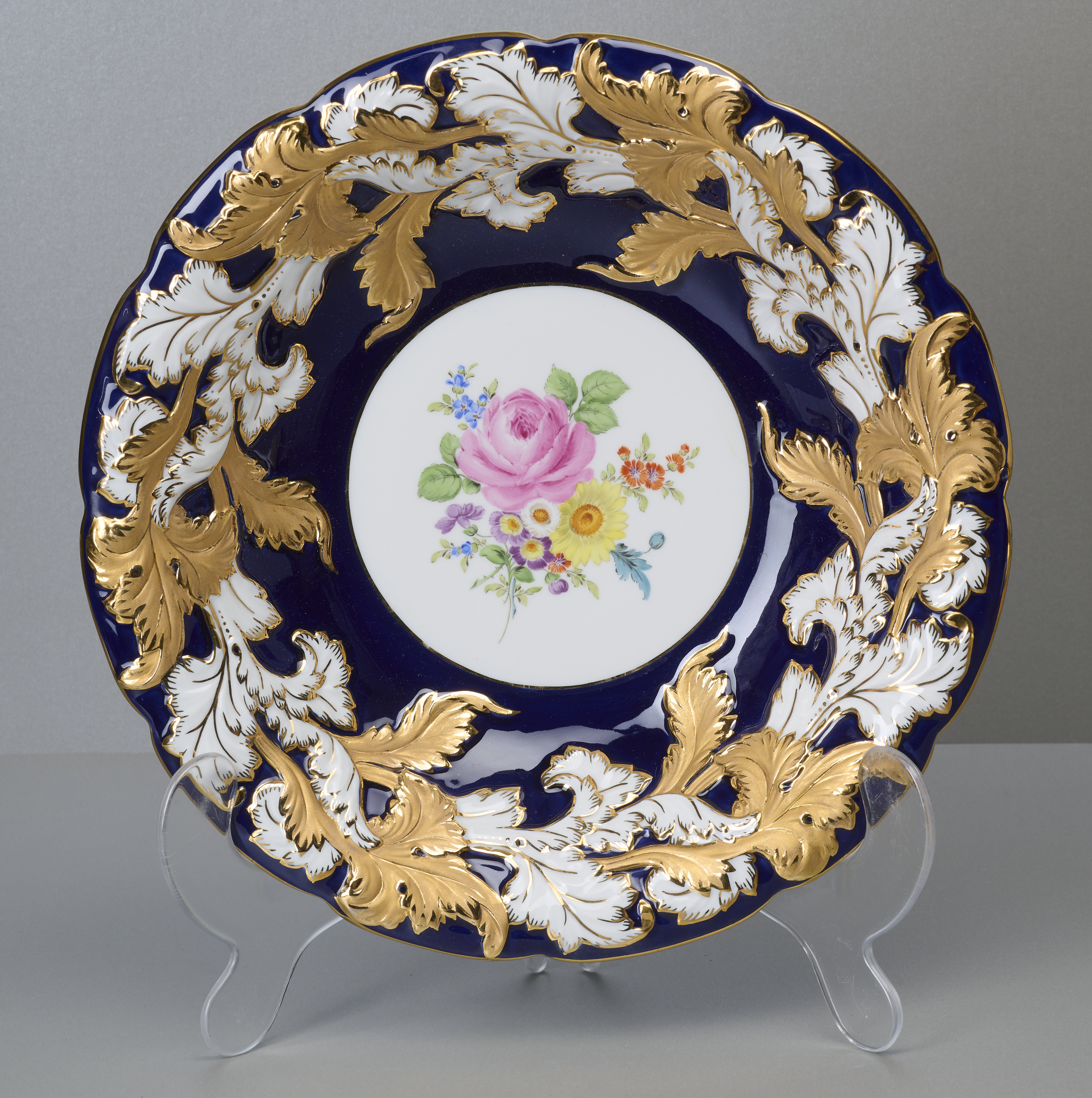 Meissen Prunkteller, kobaltblau mit Blumenmalerei, 1. Wahl Meissen Prunkteller, kobaltblau mit Blumenmalerei, 1. Wahl