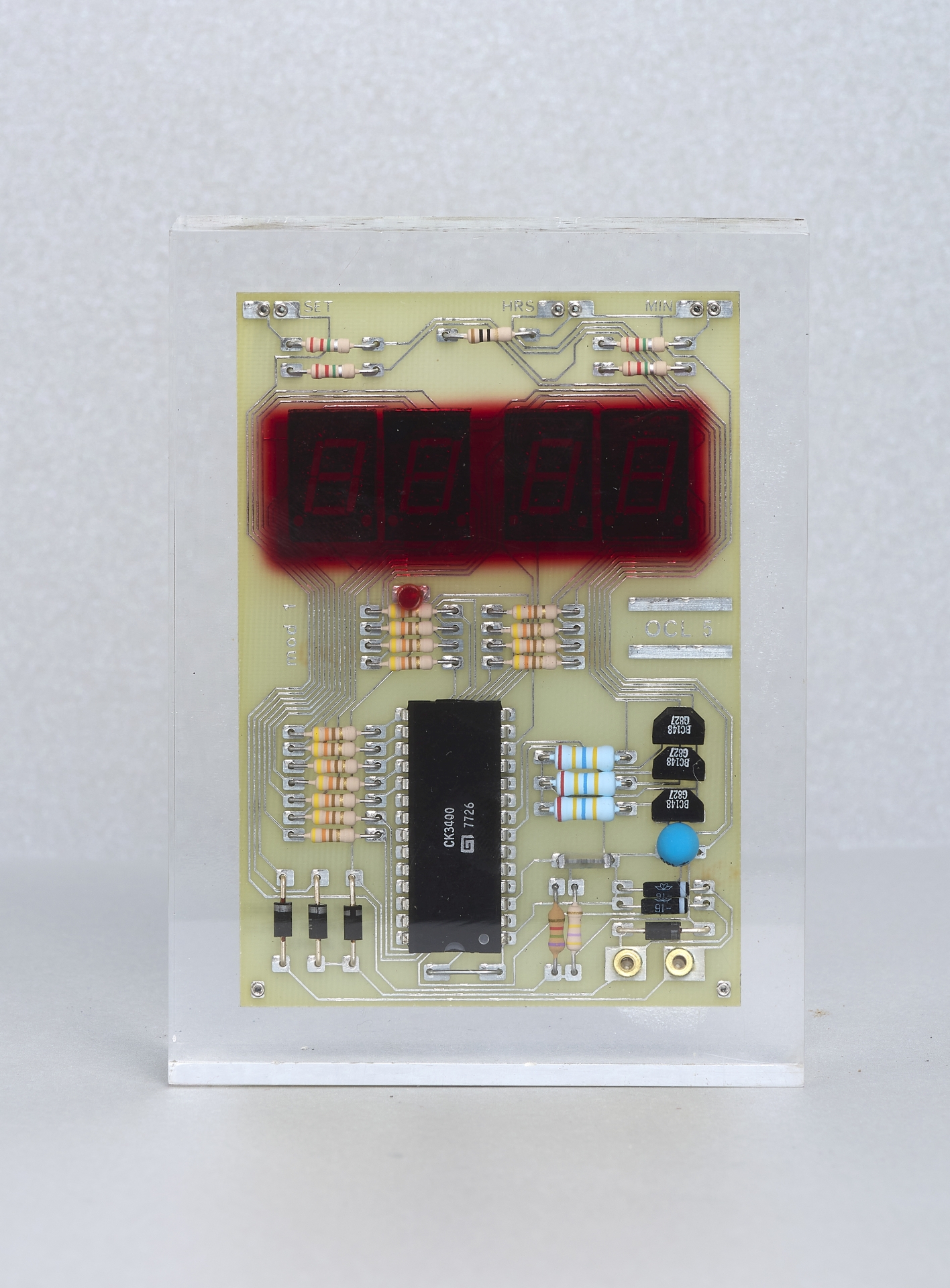 Vintage-Computerchip-LCD-Uhr in Lucit (Acrylglas) Vintage-Computerchip-LCD-Uhr in Lucit (Acrylglas)