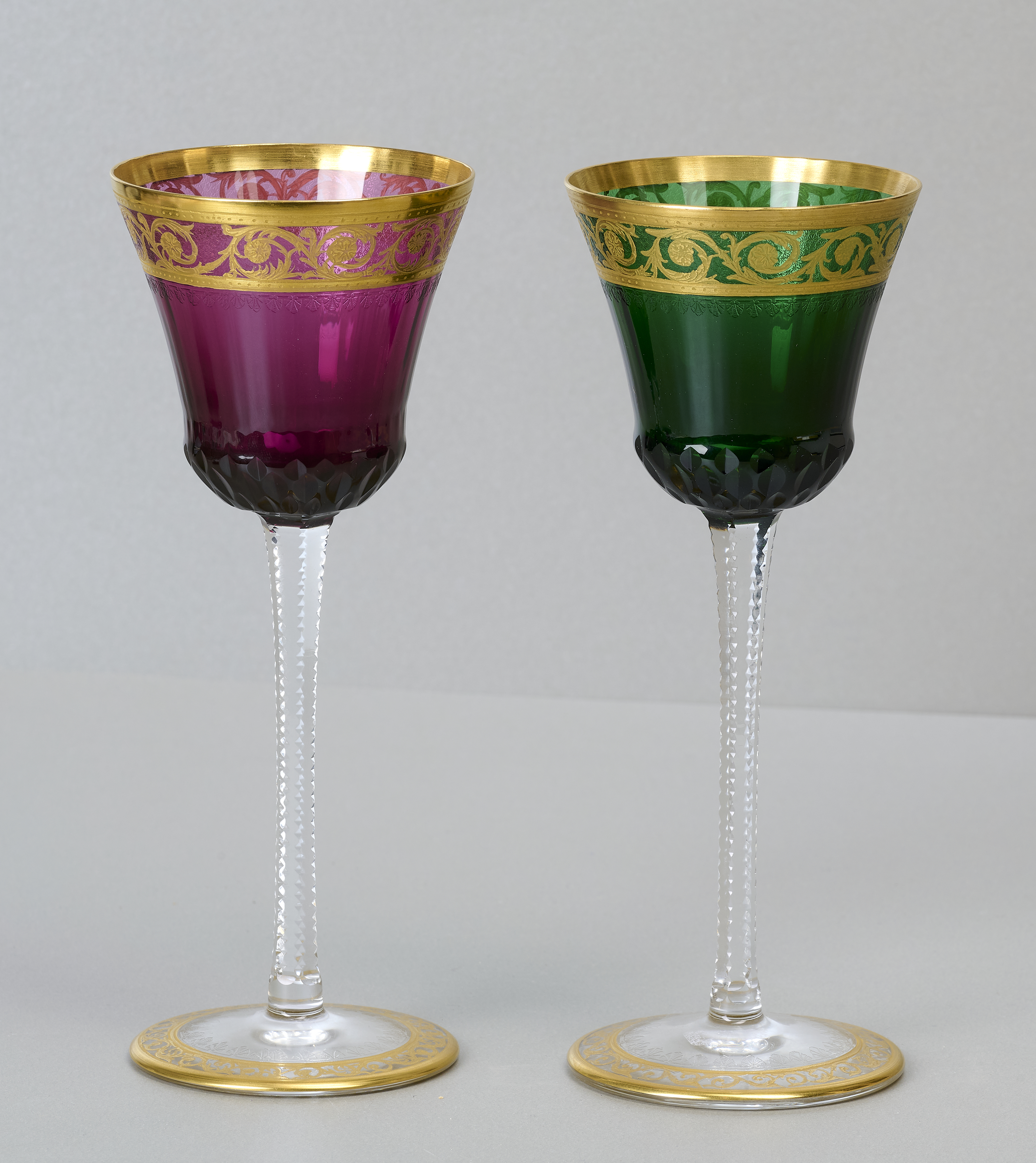 Saint Louis Thistle Gold, 2 Gläser dunkelgrün und lila Saint Louis Thistle Gold, 2 Gläser dunkelgrün und lila