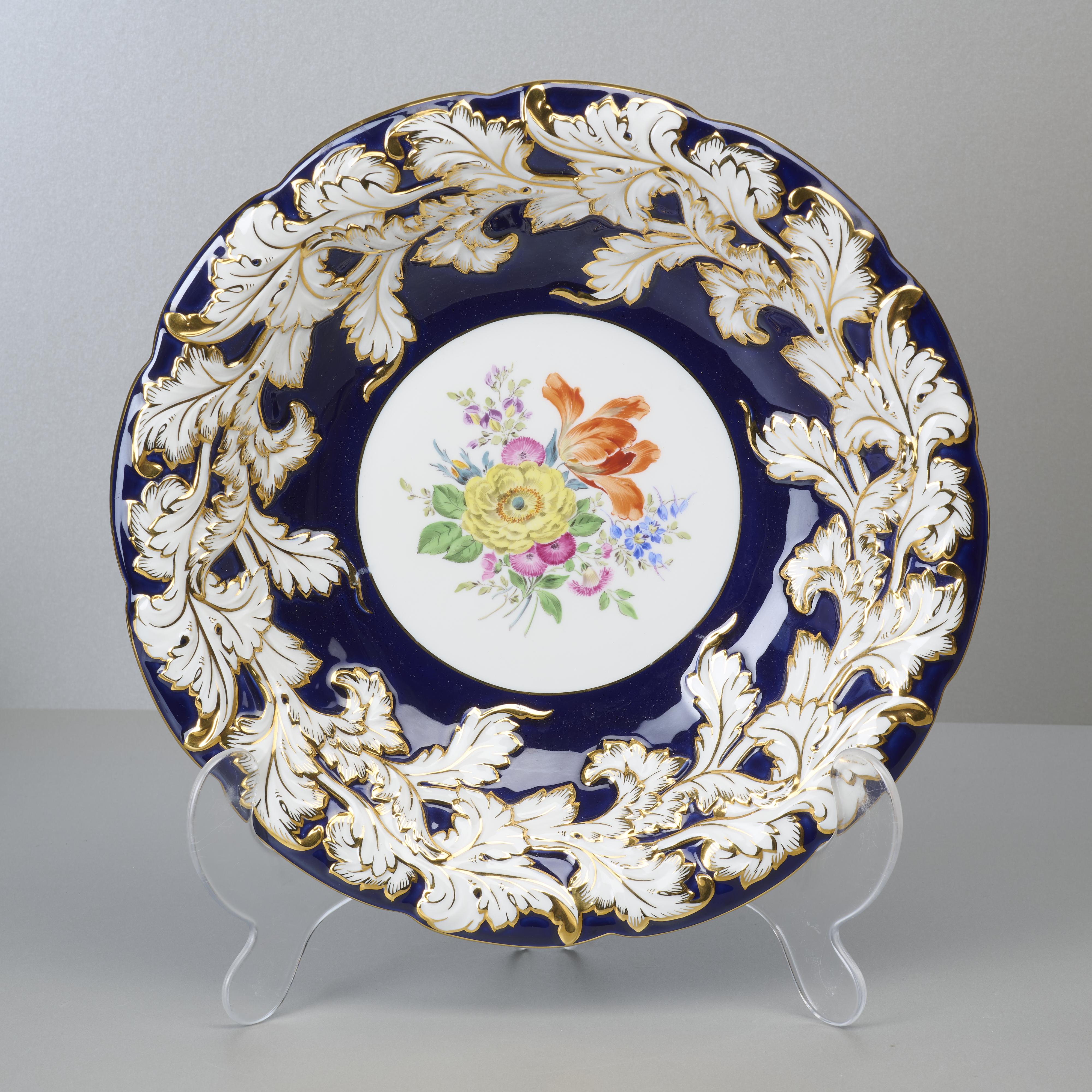 Meissen, großer Prunkteller, kobaltblau mit Blumenmalerei Meissen, großer Prunkteller, kobaltblau mit Blumenmalerei