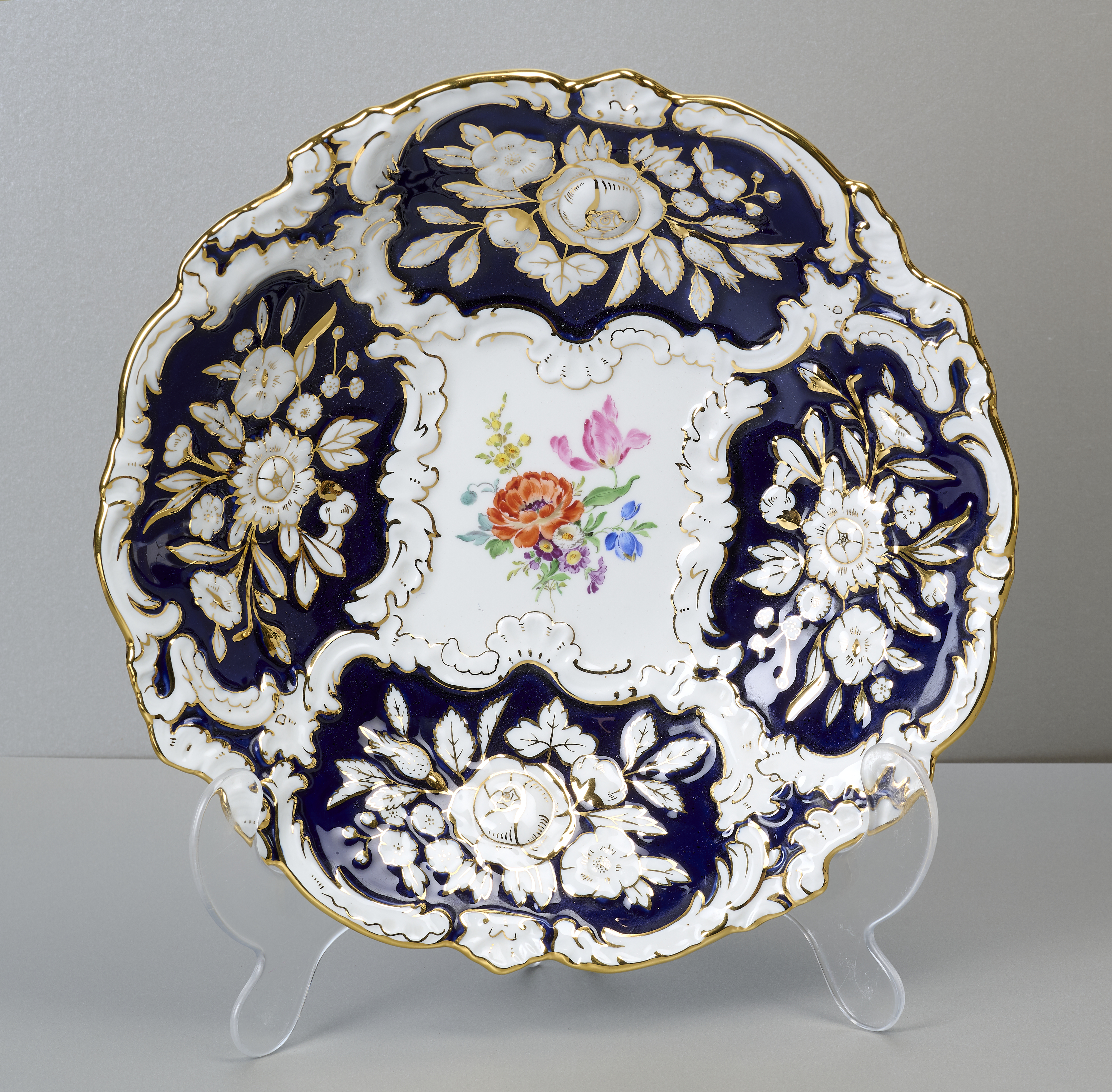 Meissen, großer Prunkteller, kobaltblau mit Blumenmalerei, 1. Wahl Meissen, großer Prunkteller, kobaltblau mit Blumenmalerei, 1. Wahl