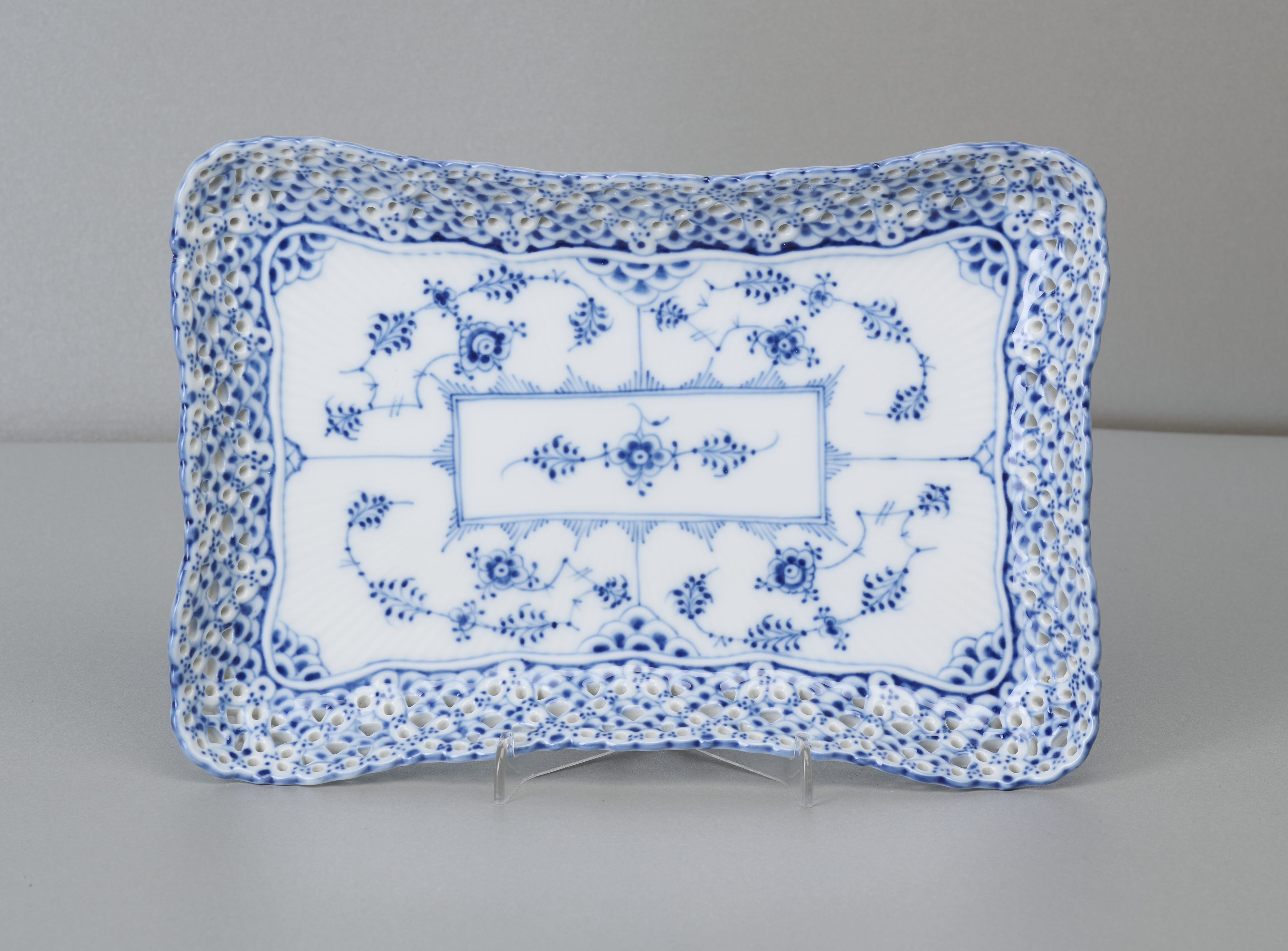 Royal Copenhagen Dänemark, längliches Tablett, Musselmalet Vollspitze blau, 1. Wahl Royal Copenhagen Dänemark, längliches Tablett, Musselmalet Vollspitze blau, 1. Wahl