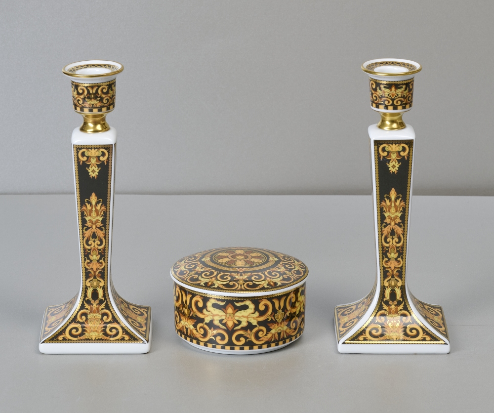 Rosenthal Versace, Barocco, 2 Leuchter und 1 Deckeldose Rosenthal Versace, Barocco, 2 Leuchter und 1 Deckeldose