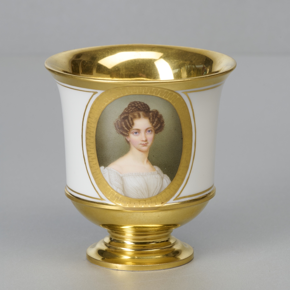 Nymphenburg, vergoldete Prunk-Portraittasse Nymphenburg, vergoldete Prunk-Portraittasse