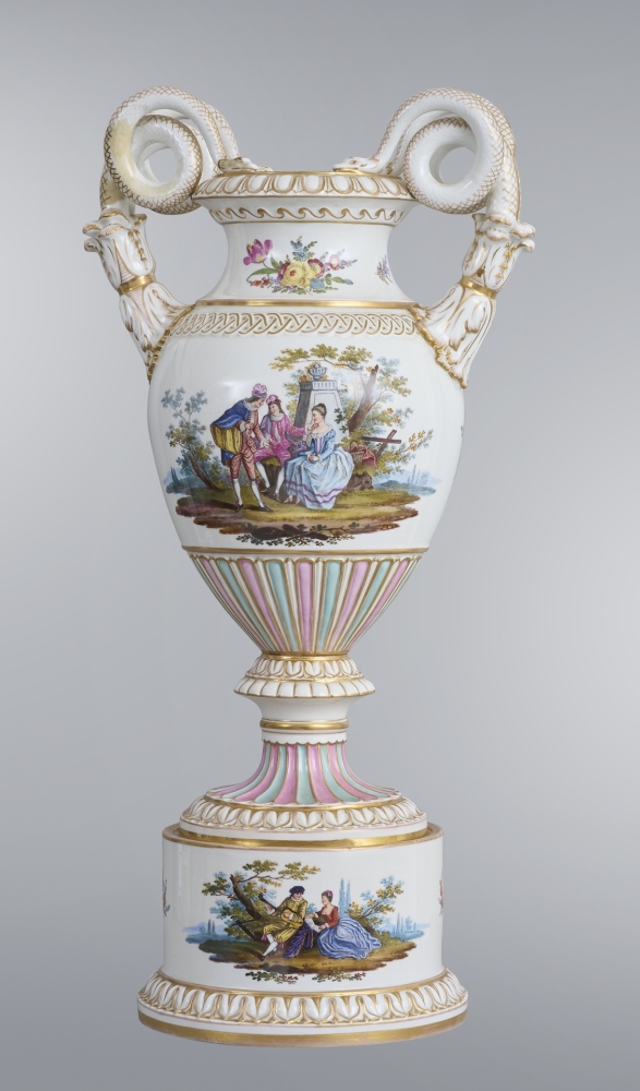 Schlangenhenkelvase mit Watteaumalerei, Frankreich Schlangenhenkelvase mit Watteaumalerei, Frankreich