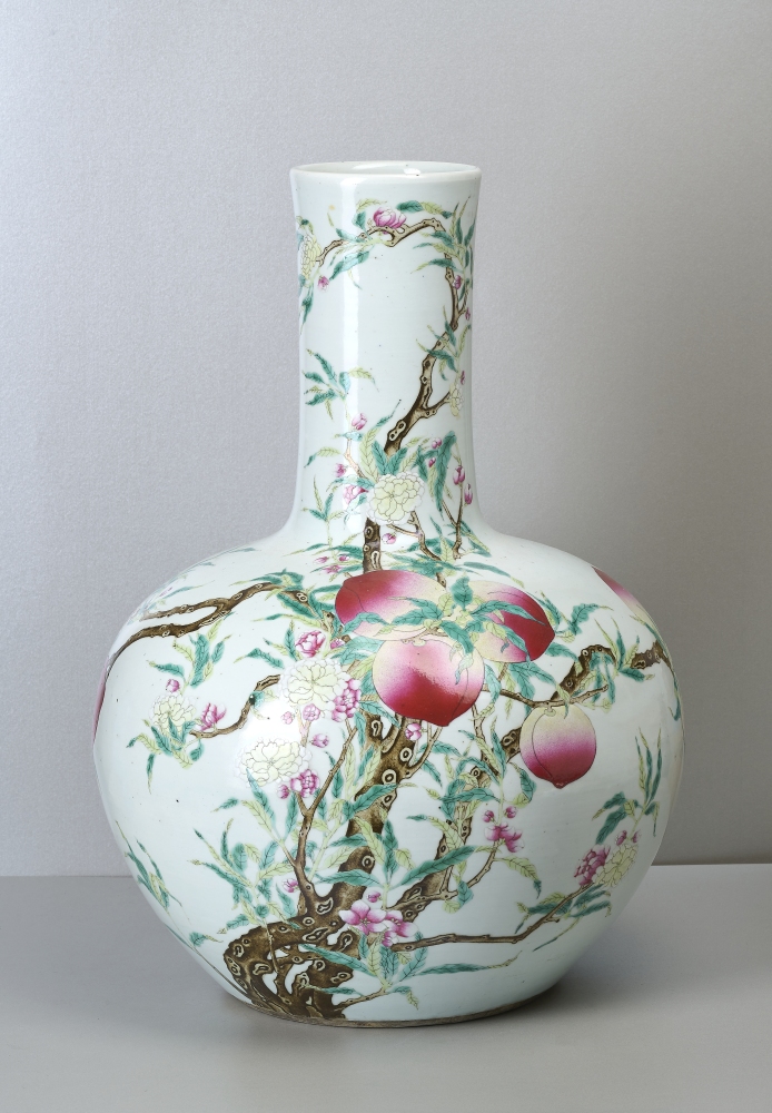 Große chinesische Nine Peaches Vase, Famille Rose Große chinesische Nine Peaches Vase, Famille Rose