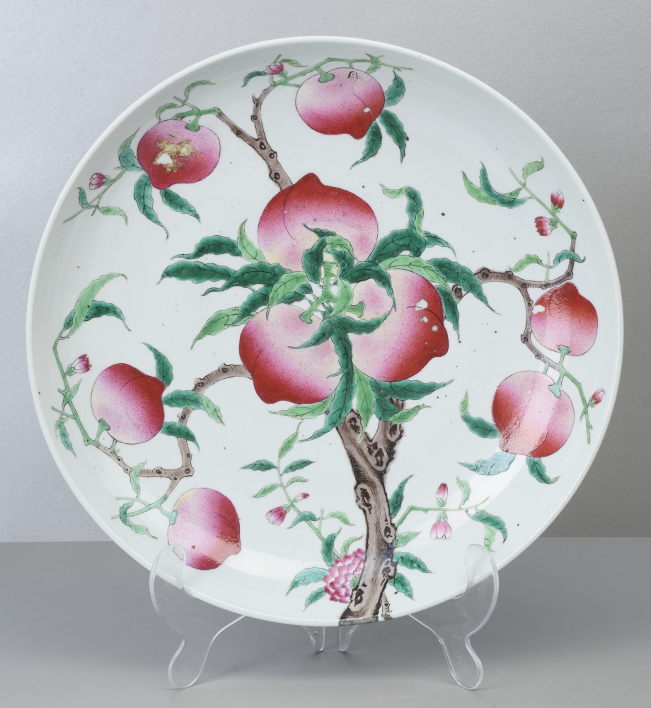 Großer chinesischer Nine Peaches Teller, Famille Rose Großer chinesischer Nine Peaches Teller, Famille Rose