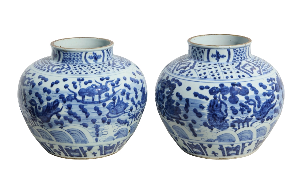 Paar asiatische Vasen, blau-weiß, wohl China Paar asiatische Vasen, blau-weiß, wohl China
