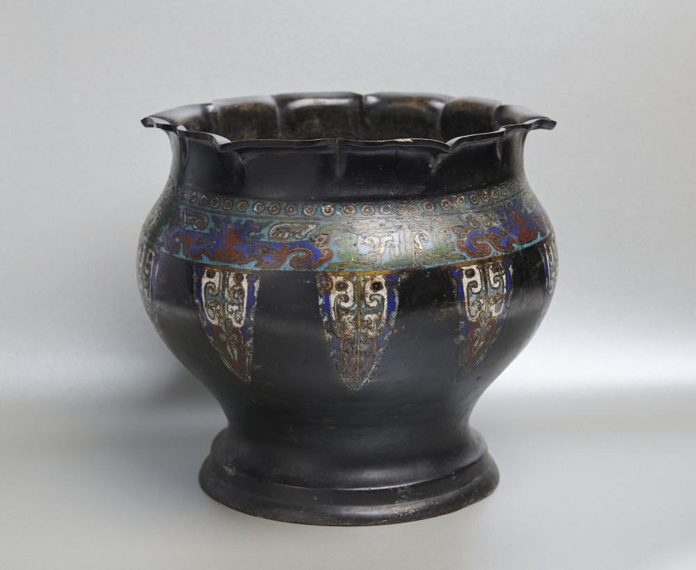 Großes Cloisonne Bronzegefäß, H 26,5, D 29 cm Großes Cloisonne Bronzegefäß, H 26,5, D 29 cm