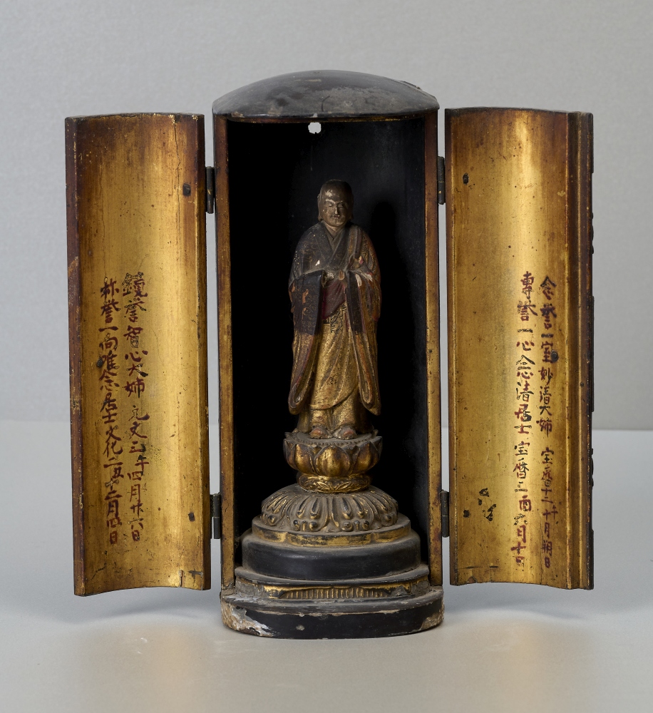 Stehender Buddha in Schrein Stehender Buddha in Schrein