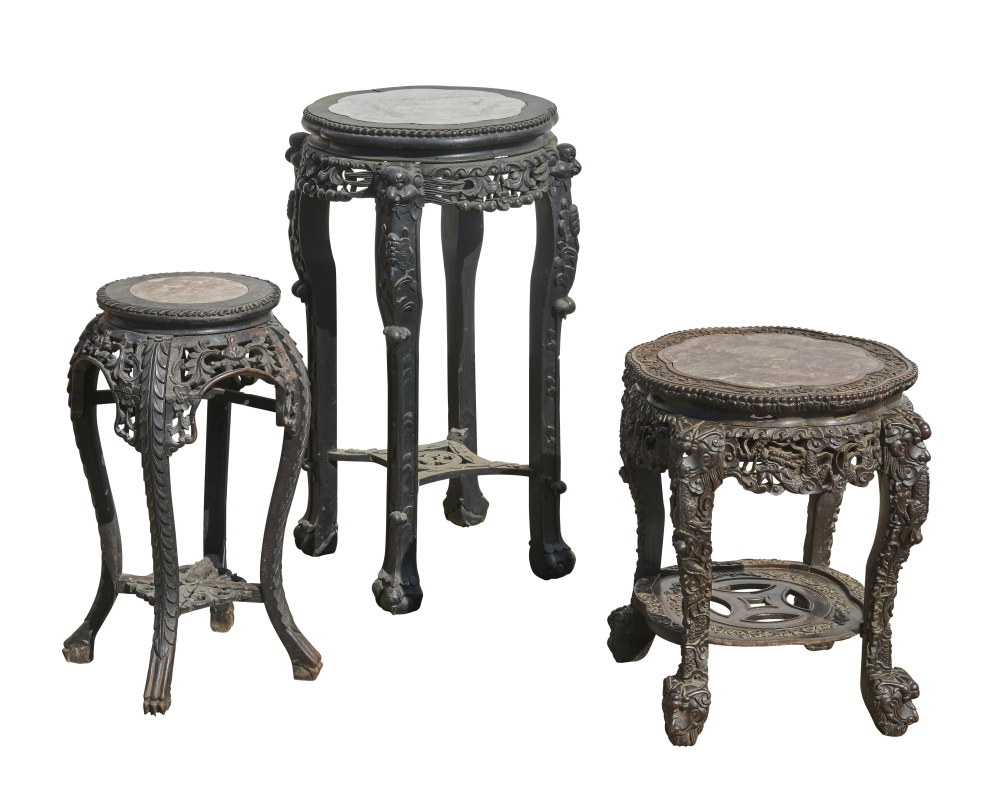 3 Chinesische Beistelltische mit Marmorplatte 3 Chinesische Beistelltische mit Marmorplatte