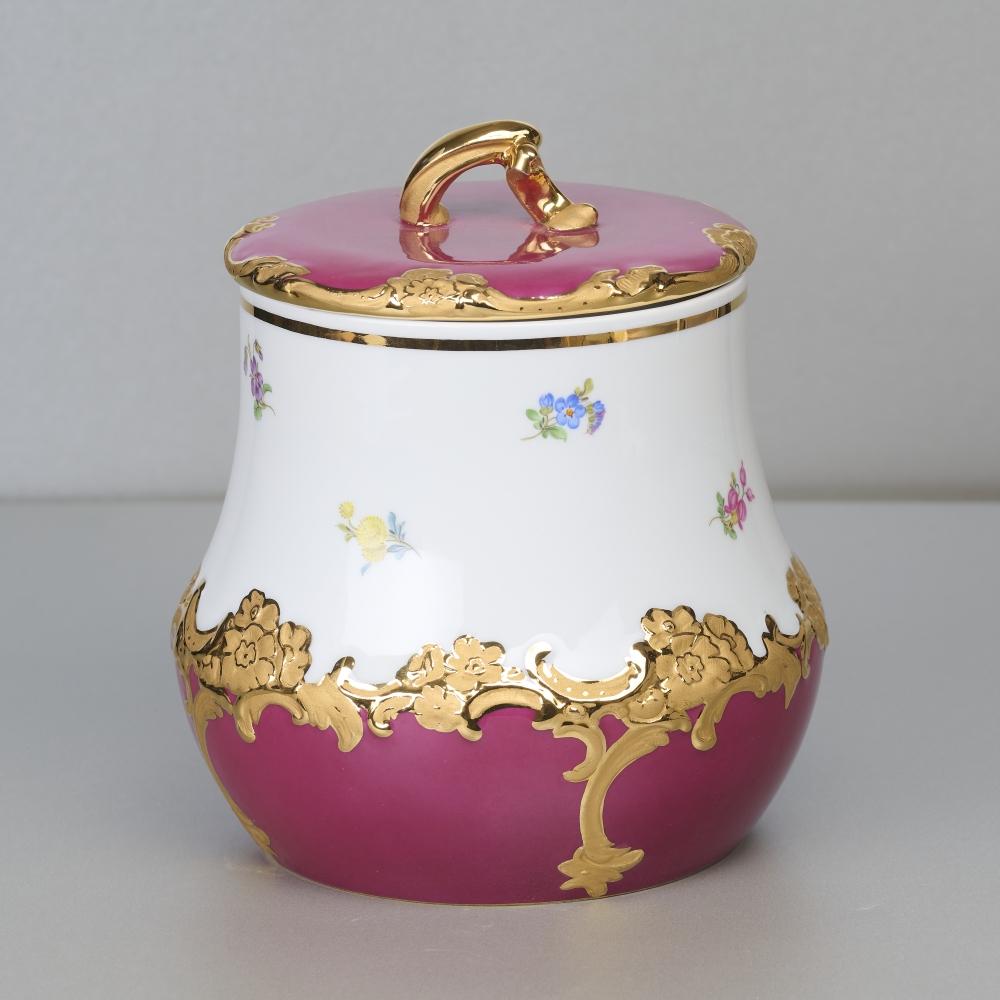 Meissen B- Form, Keksdose, purpur mit Streublume, 1. Wahl Meissen B- Form, Keksdose, purpur mit Streublume, 1. Wahl