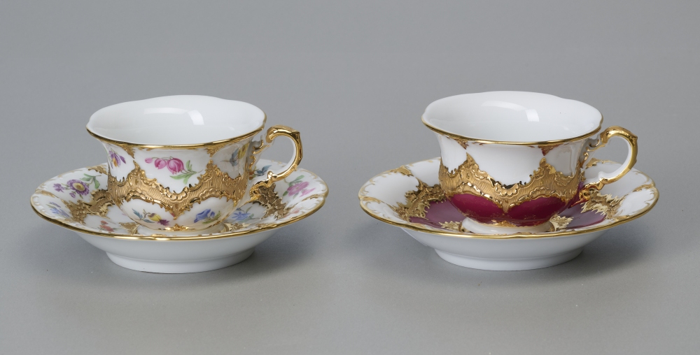 Meissen B-Form 2 Mokkagedecke, purpur und weiß Meissen B-Form 2 Mokkagedecke, purpur und weiß