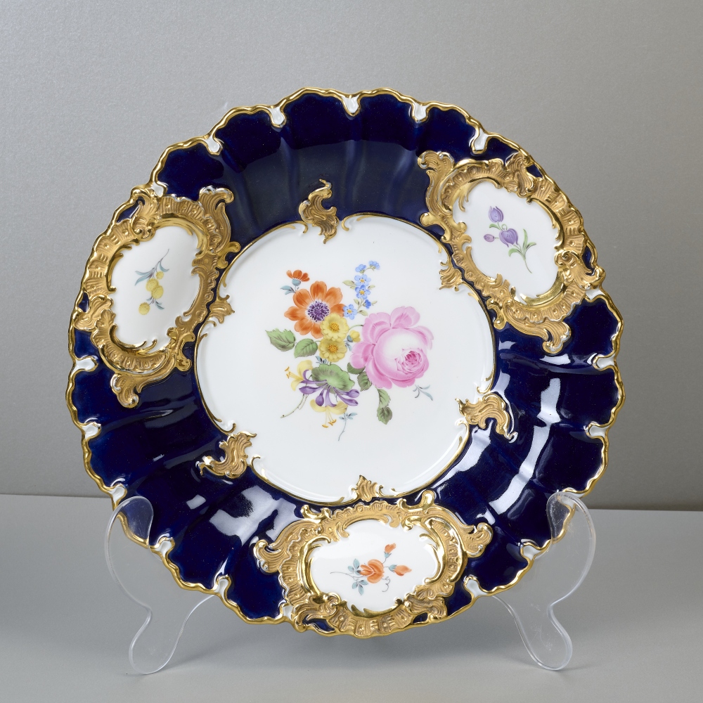 Meissen B-Form Prunkteller, kobaltblau, Blumenmalerei