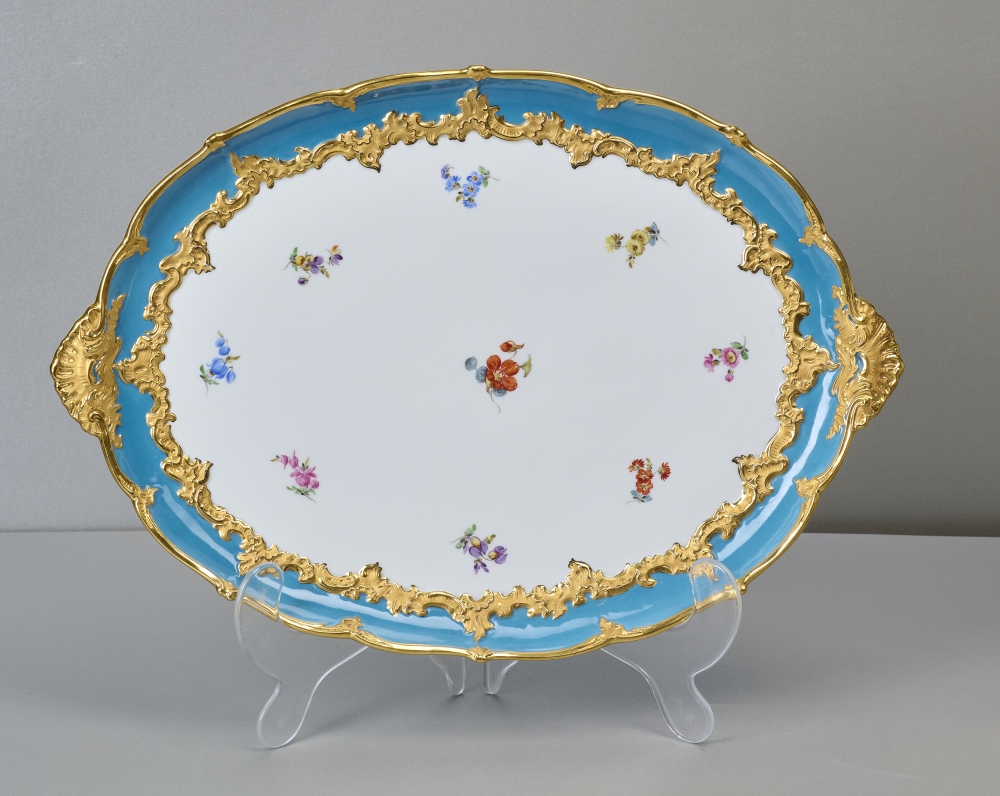 Meissen Prunktablett B-Form, türkis, mit Streublumen, 1. Wahl