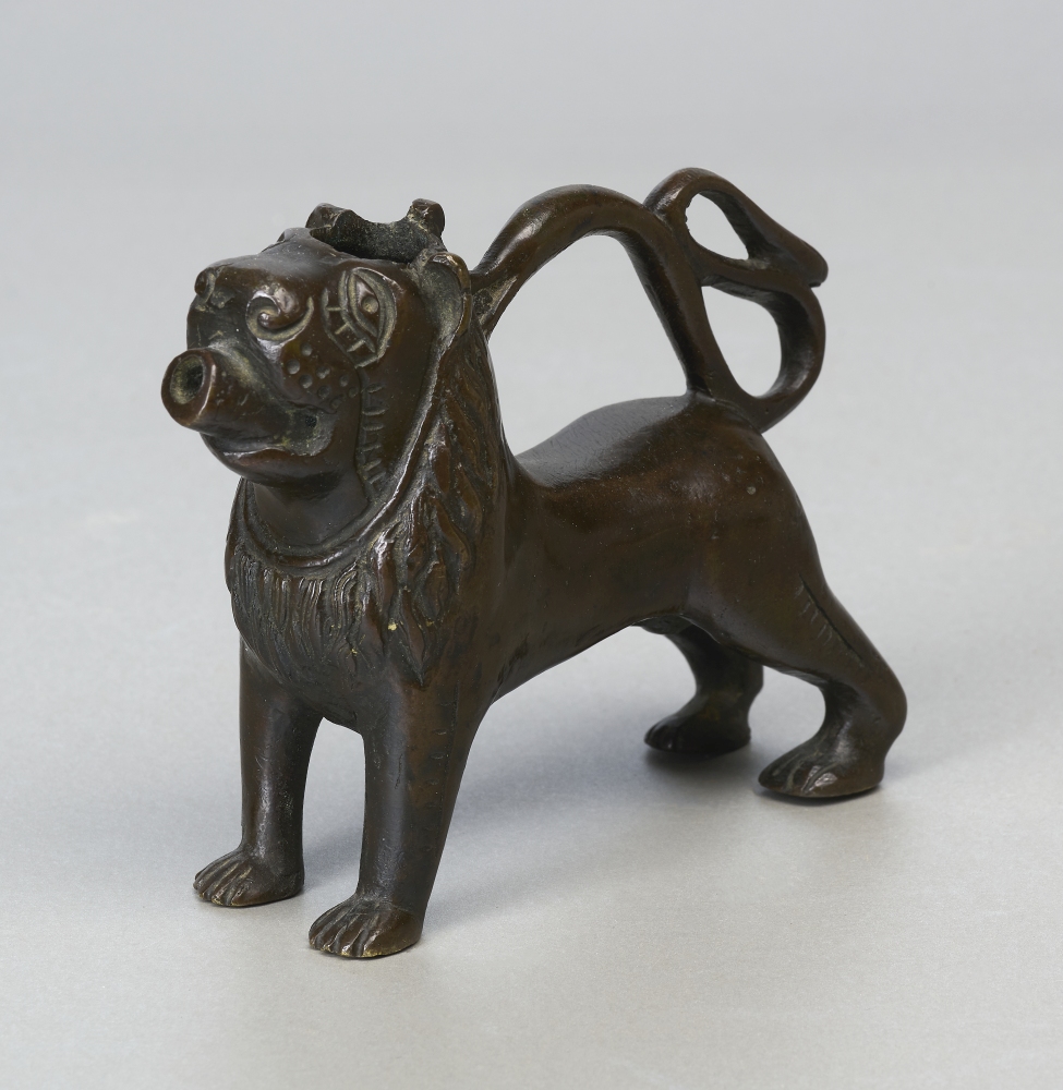 Bronzeskulptur eines Löwen als Gefäß Bronzeskulptur eines Löwen als Gefäß