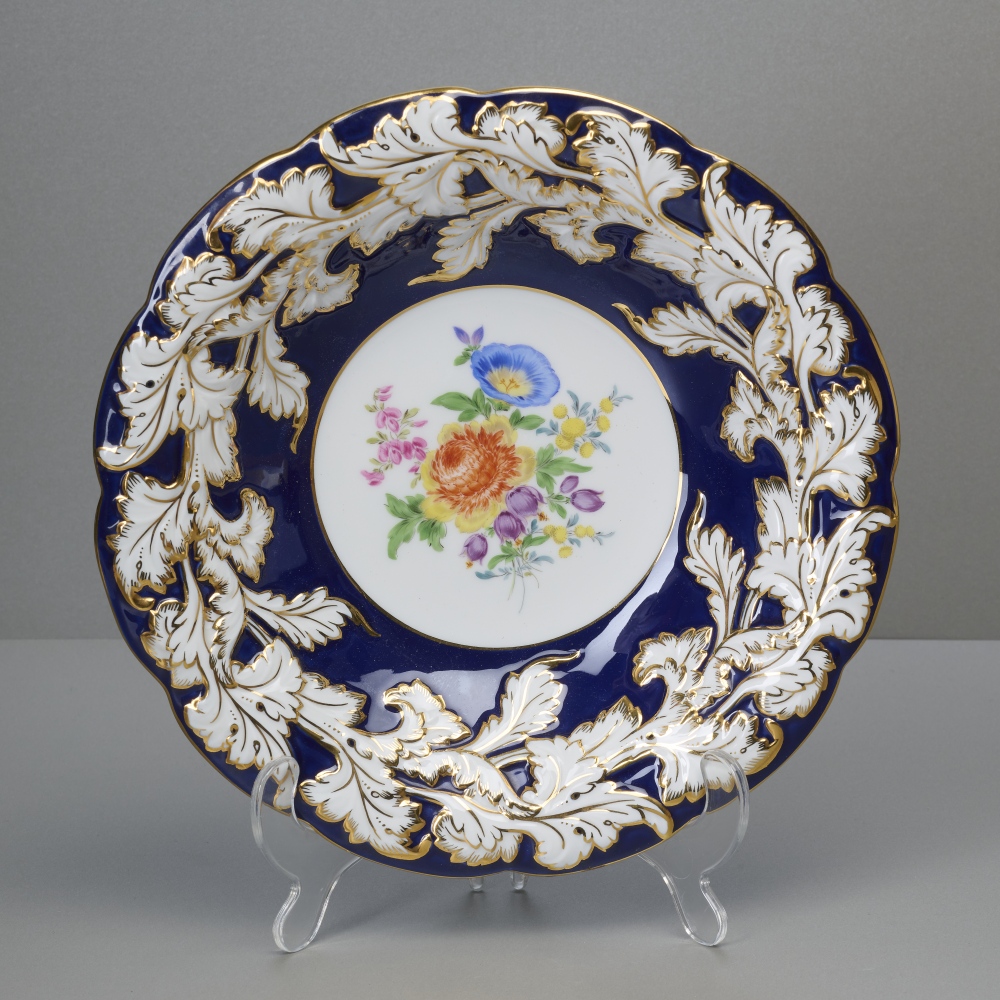 Meissen Prunkteller, kobaltblau mit Blumenmalerei, 1. Wahl