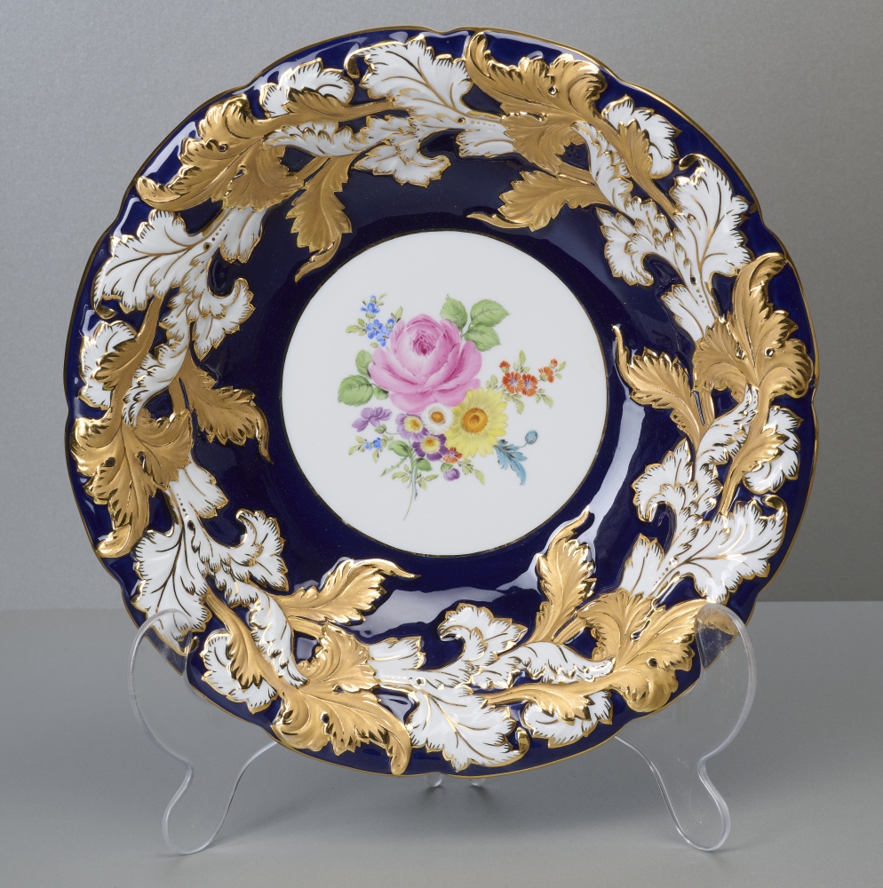 Meissen Prunkteller, kobaltblau mit Blumenmalerei, 1. Wahl