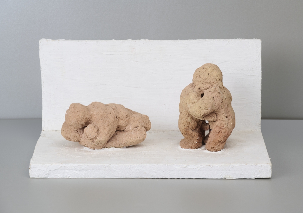 Zwei Tonskulpturen auf Holz montiert