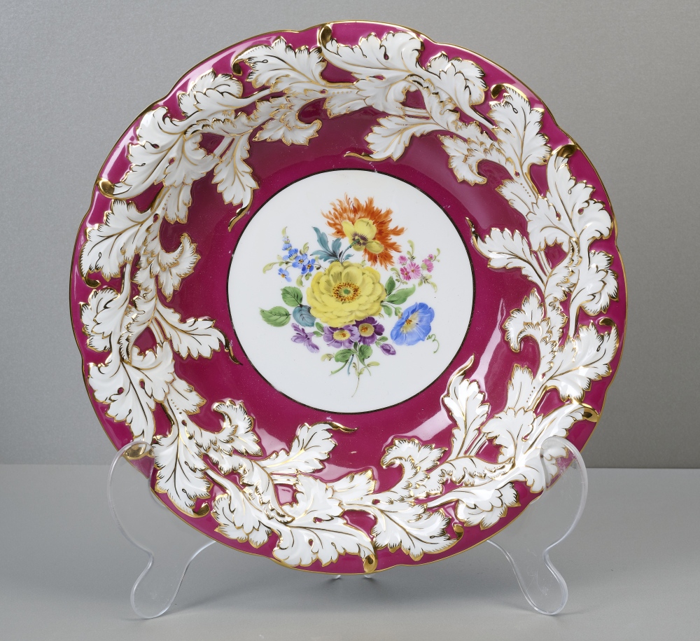 Meissen Prunkteller, purpur mit Blumenmalerei