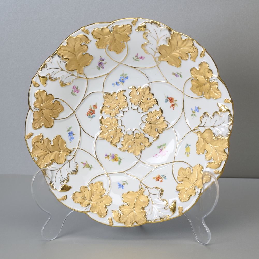 Meissen Prunkteller, weiß mit Streublumen