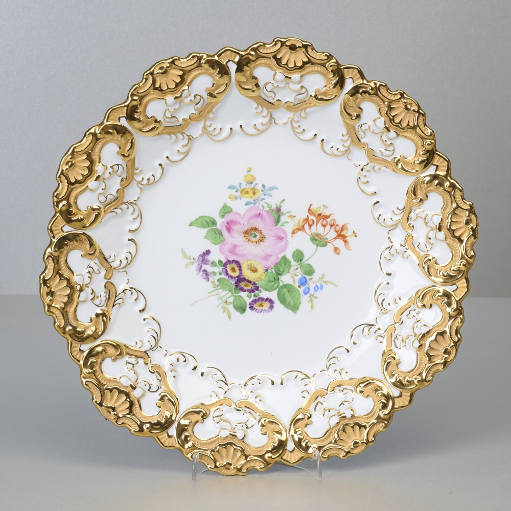 Meissen Prunkteller, weißgrundig mit Muschelornamenten, 1. Wahl