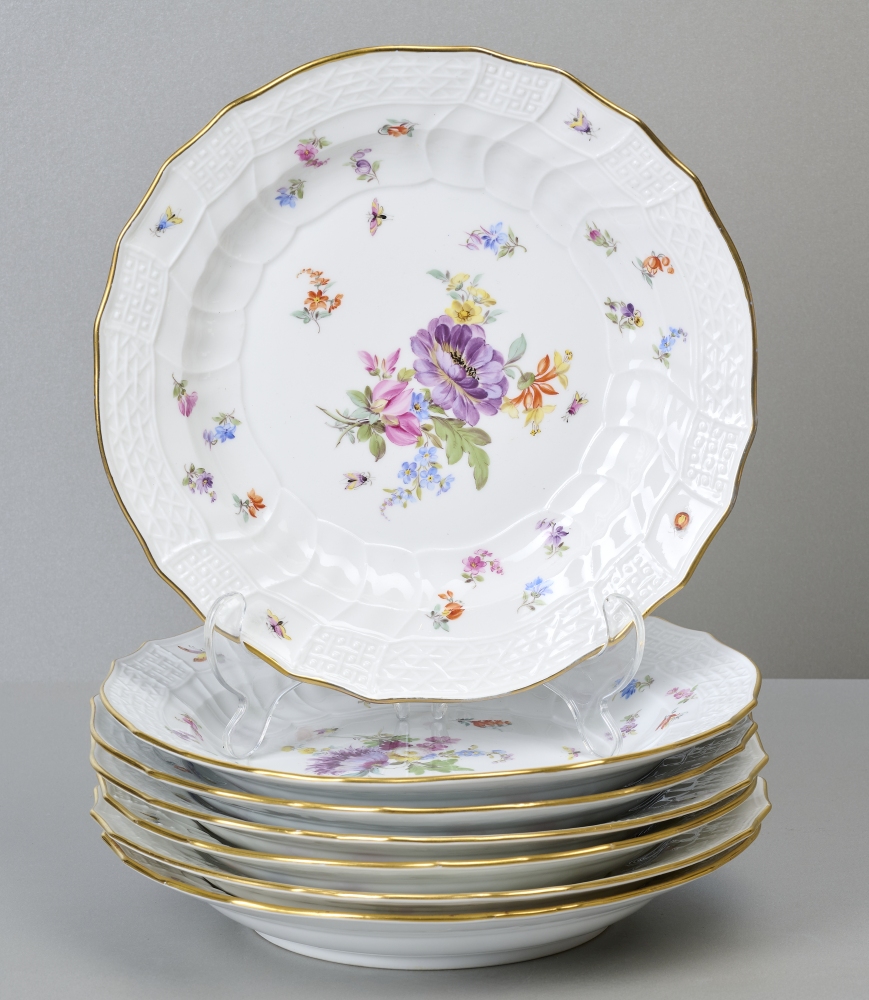 Meissen Neubrandenstein, 7 Teller, Blumenmalerei mit Insekten, 1. Wahl Meissen Neubrandenstein, 7 Teller, Blumenmalerei mit Insekten, 1. Wahl