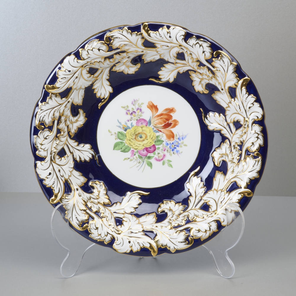 Meissen, großer Prunkteller, kobaltblau mit Blumenmalerei Meissen, großer Prunkteller, kobaltblau mit Blumenmalerei