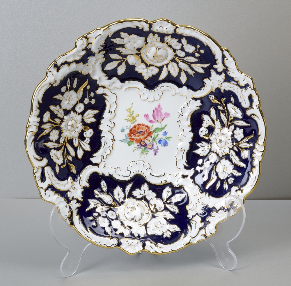 Meissen, großer Prunkteller, kobaltblau mit Blumenmalerei, 1. Wahl Meissen, großer Prunkteller, kobaltblau mit Blumenmalerei, 1. Wahl