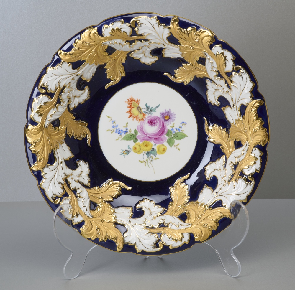 Meissen, großer Prunkteller, kobaltblau mit Blumenmalerei, 1. Wahl Meissen, großer Prunkteller, kobaltblau mit Blumenmalerei, 1. Wahl