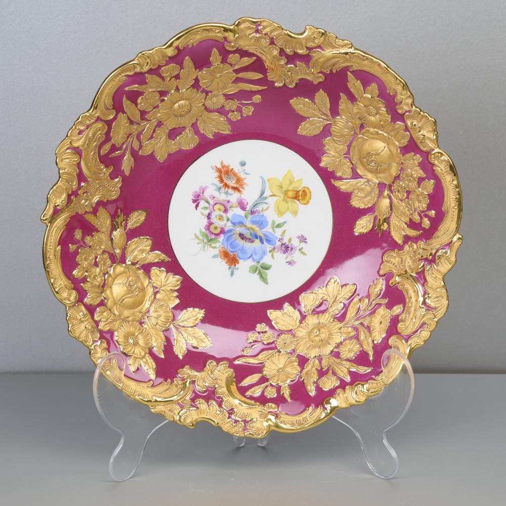 Meissen, großer Prunkteller, purpur mit Blumenmalerei, 1. Wahl Meissen, großer Prunkteller, purpur mit Blumenmalerei, 1. Wahl