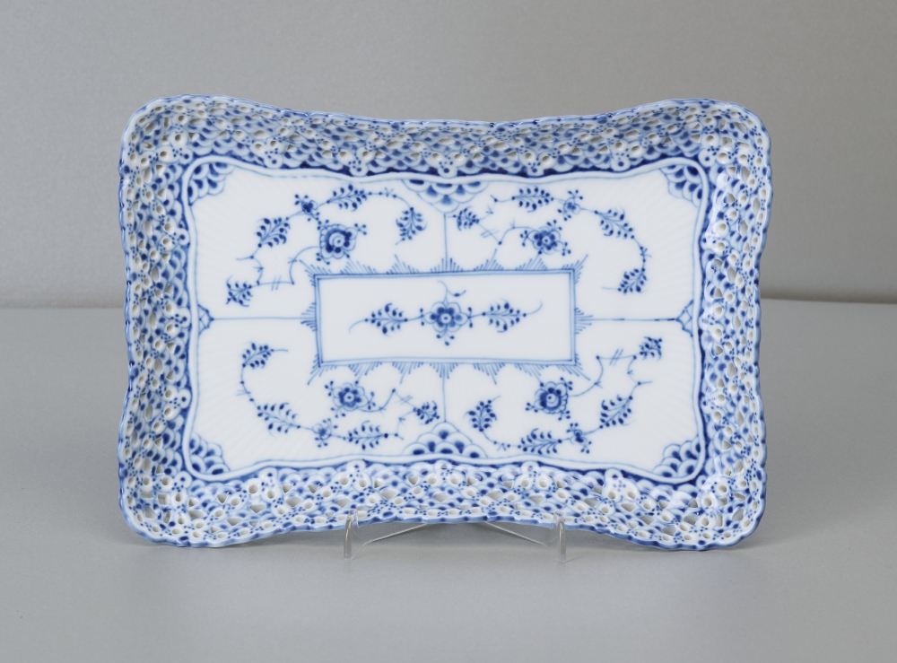 Royal Copenhagen Dänemark, längliches Tablett, Musselmalet Vollspitze blau, 1. Wahl Royal Copenhagen Dänemark, längliches Tablett, Musselmalet Vollspitze blau, 1. Wahl