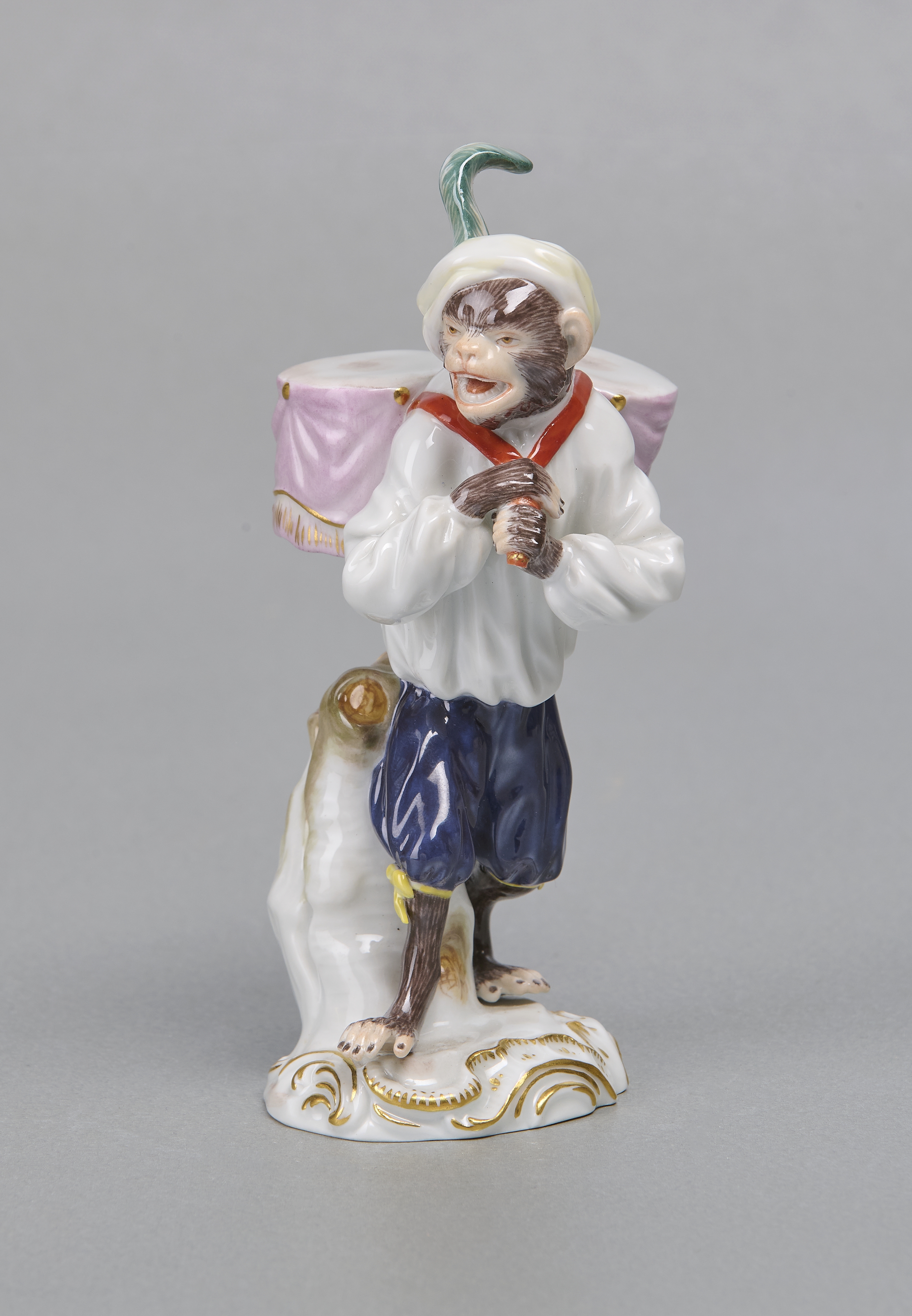Meissenfigur, Affenkapelle, Paukenträger mit grüner Hutfeder, 1. Wahl Meissenfigur, Affenkapelle, Paukenträger mit grüner Hutfeder, 1. Wahl