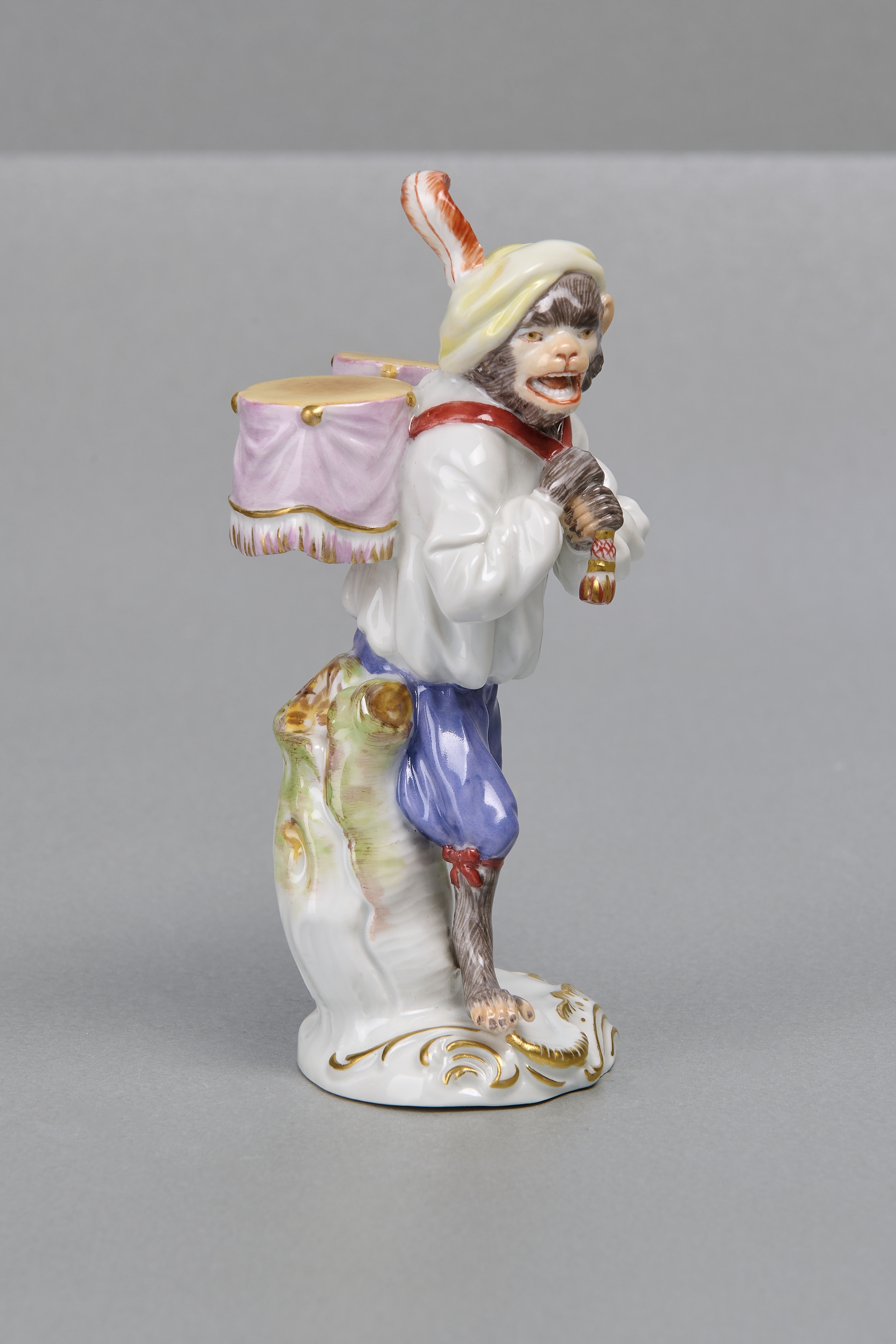 Meissenfigur, Affenkapelle, Paukenträger mit roter Hutfeder, 1. Wahl Meissenfigur, Affenkapelle, Paukenträger mit roter Hutfeder, 1. Wahl