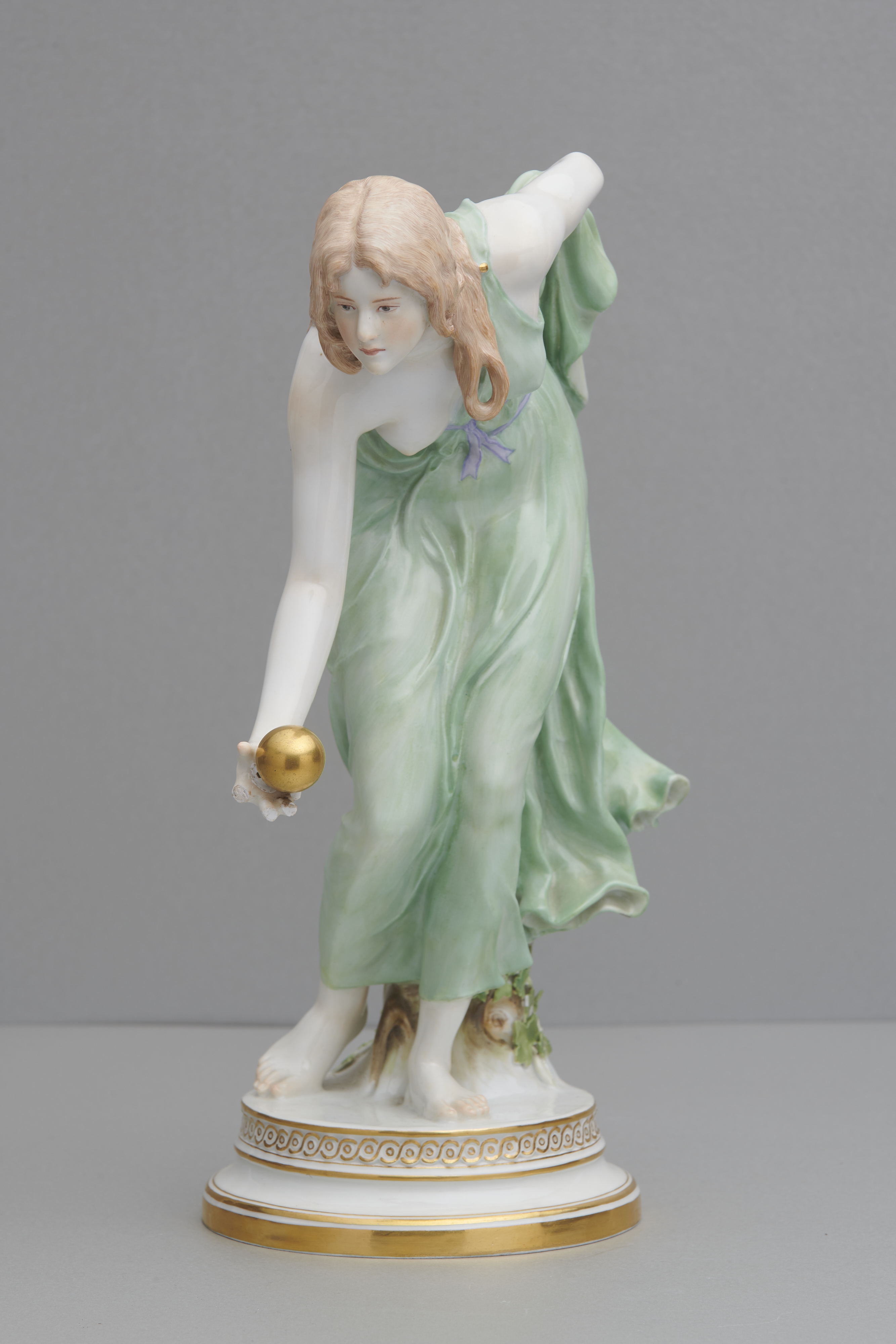 Meissen, Kugelspielerin, Entwurf Walter Schott, 1. Wahl Meissen, Kugelspielerin, Entwurf Walter Schott, 1. Wahl