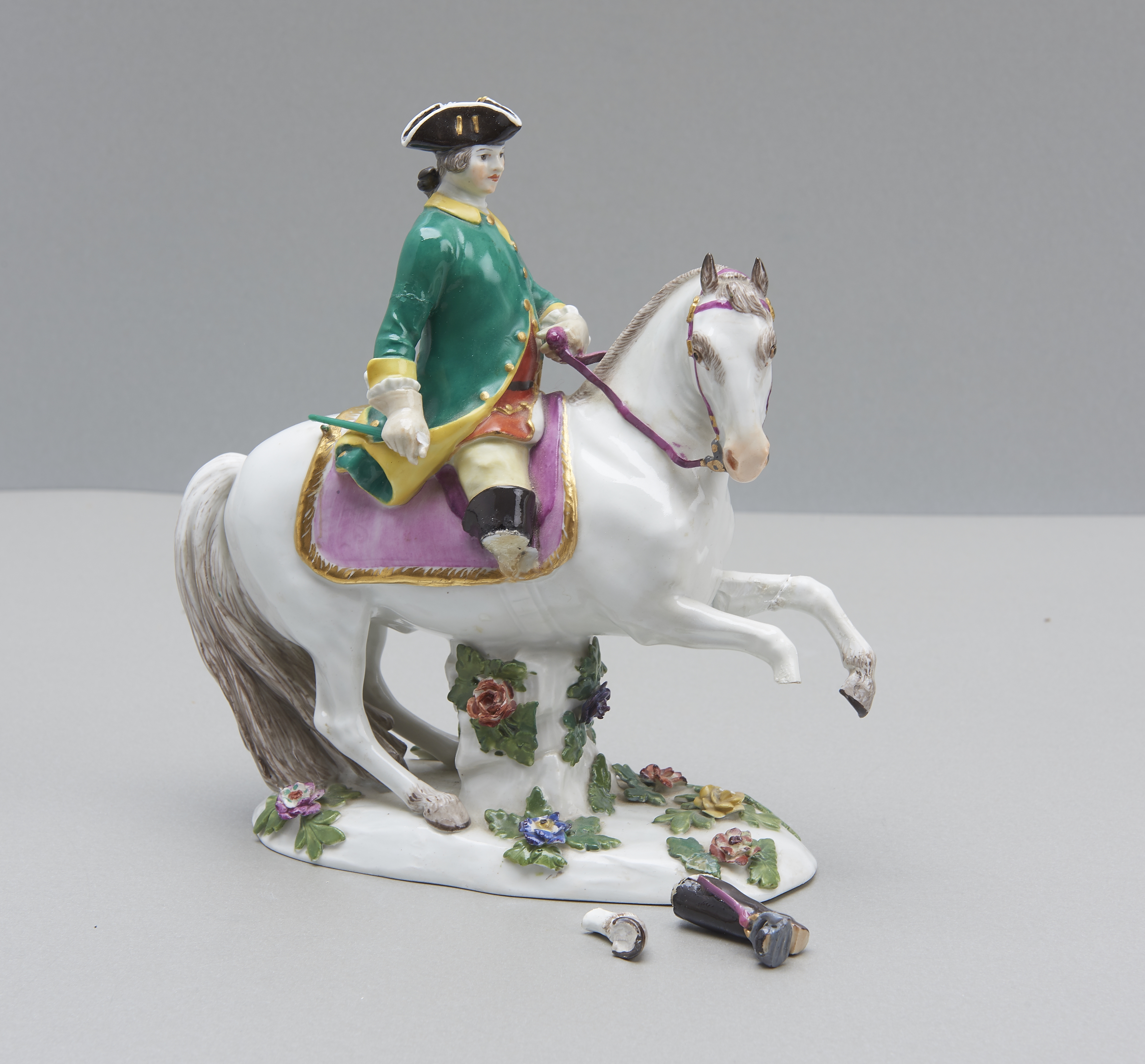 Meissenfigur, Jäger zu Pferd, stark beschädigt, 1. Wahl Meissenfigur, Jäger zu Pferd, stark beschädigt, 1. Wahl