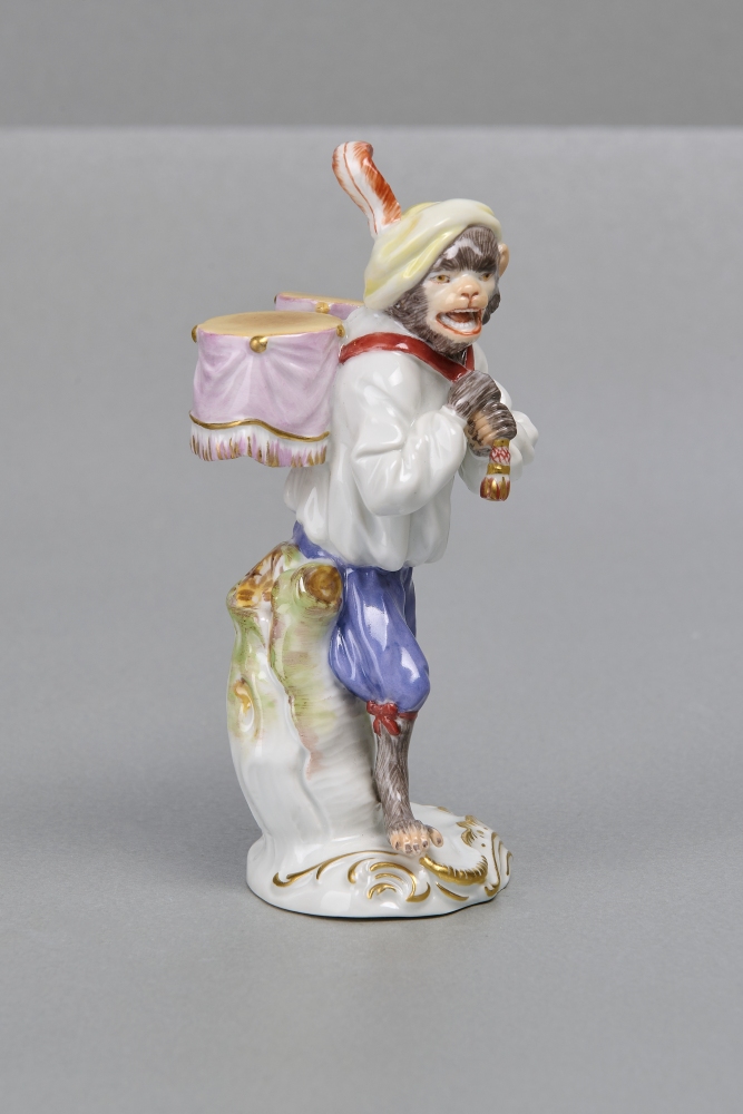 Meissenfigur, Affenkapelle, Paukenträger mit roter Hutfeder, 1. Wahl Meissenfigur, Affenkapelle, Paukenträger mit roter Hutfeder, 1. Wahl